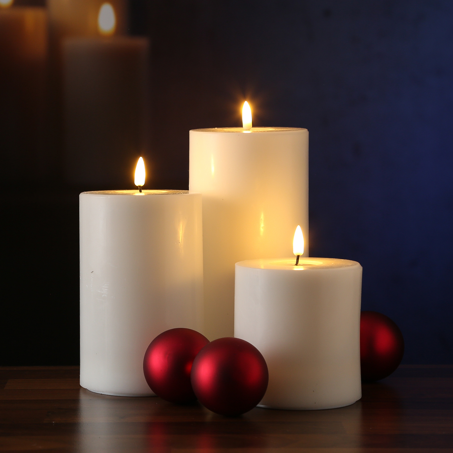 LED Stumpenkerze MIA - Echtwachs - realistische 3D Flamme - H: 10cm D: 10cm - Batteriebetrieb - weiß LED Stumpenkerze MIA - Echtwachs - realistische 3D Flamme - H: 10cm D: 10cm - Batteriebetrieb - weiß