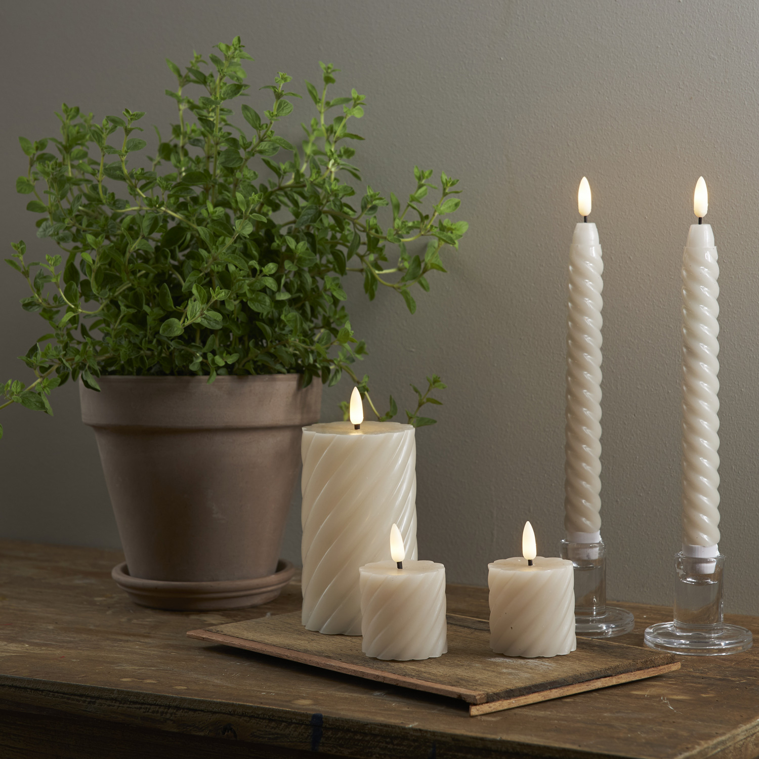 LED Stumpenkerze SWIRL - Echtwachs - warmweiße3D Flamme - 7,5cm - Batterie - Timer - beige - 2er Set