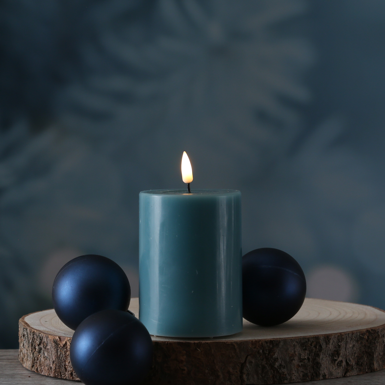 LED Stumpenkerze MIA - Echtwachs - realistische 3D Flamme - H: 10cm - D: 7,5cm - jadegrün LED Stumpenkerze MIA - Echtwachs - realistische 3D Flamme - H: 10cm - D: 7,5cm - jadegrün