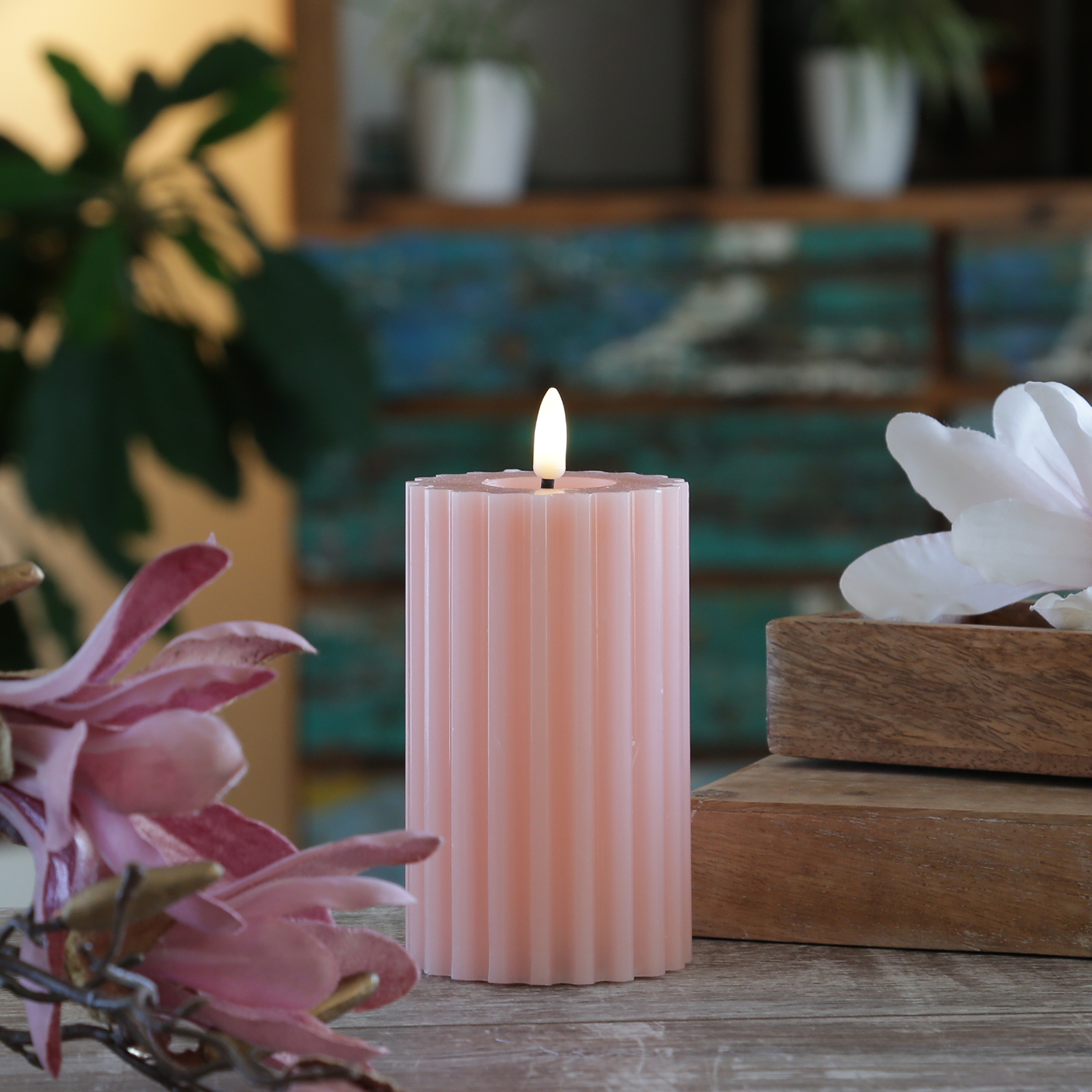 LED Kerze LIV - gerillt - Echtwachs - warmweiße 3D Flamme - H: 14,5cm - D: 7,5cm - Timer - rosa LED Kerze LIV - gerillt - Echtwachs - warmweiße 3D Flamme - H: 14,5cm - D: 7,5cm - Timer - rosa