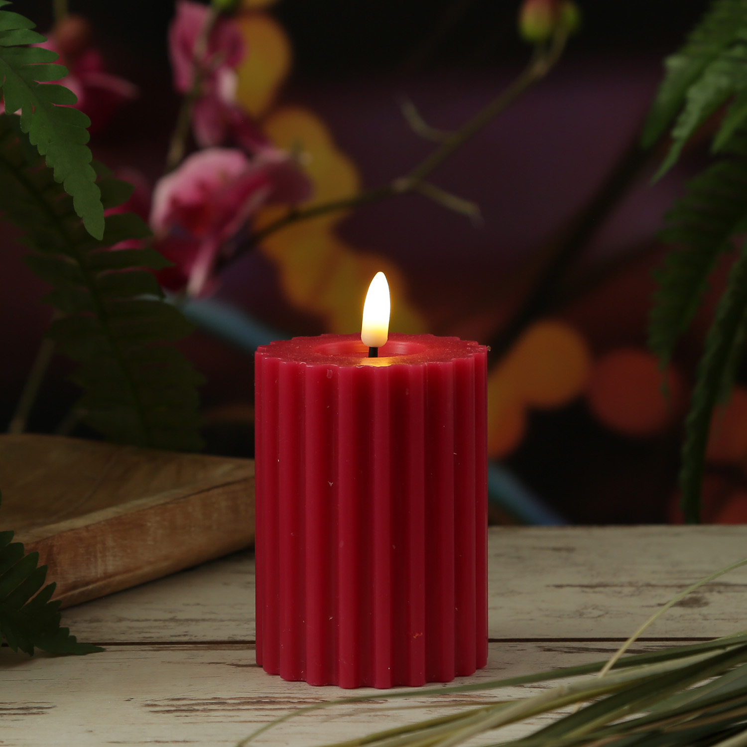LED Kerze LIV - gerillt - Echtwachs - warmweiße 3D Flamme - H: 12cm - D: 7,5cm - Timer - beerenrot