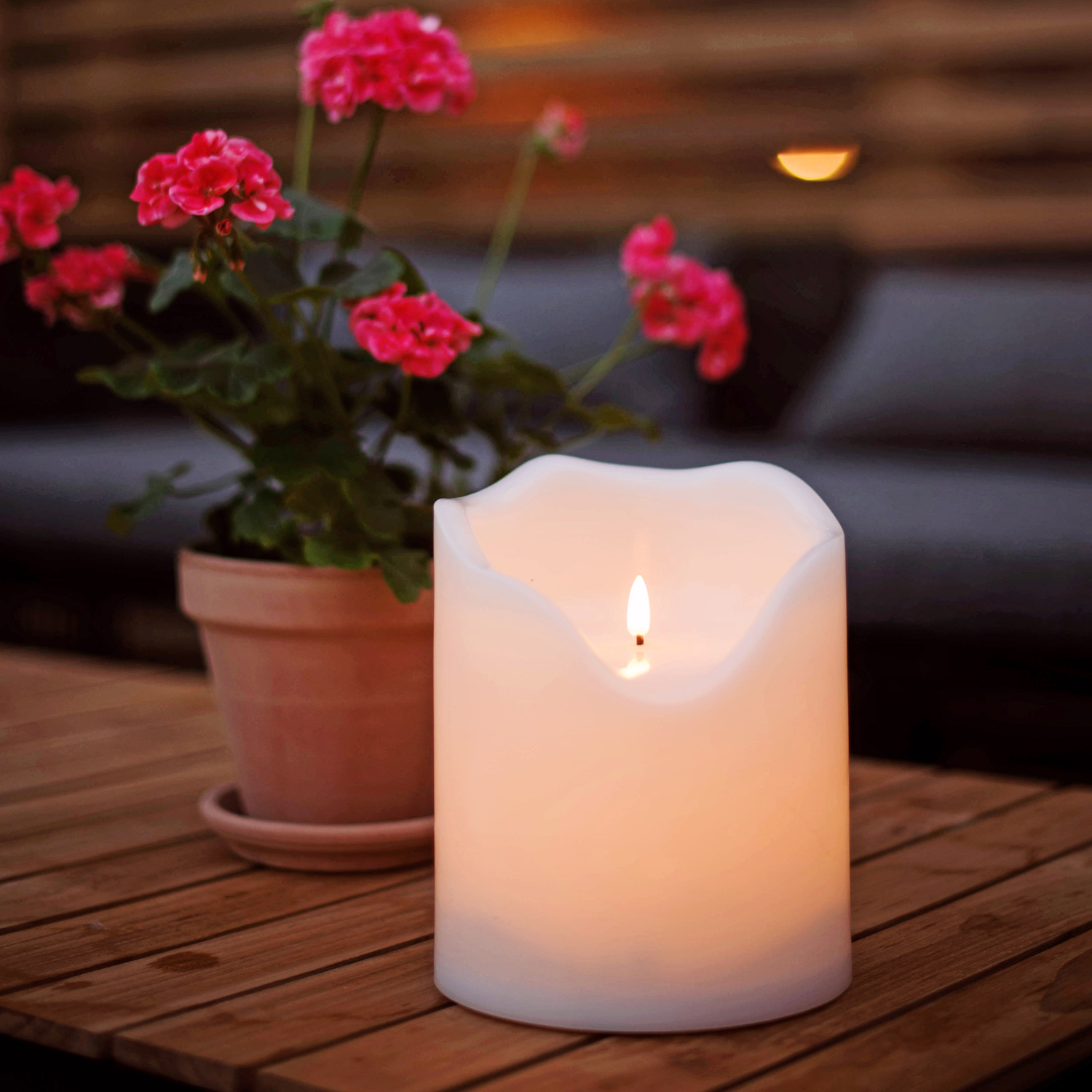 LED Stumpenkerze Flamme - Kunststoff - warmweiße 3D Flamme - H: 20cm - Timer - für Außen - weiß LED Stumpenkerze Flamme - Kunststoff - warmweiße 3D Flamme - H: 20cm - Timer - für Außen - weiß