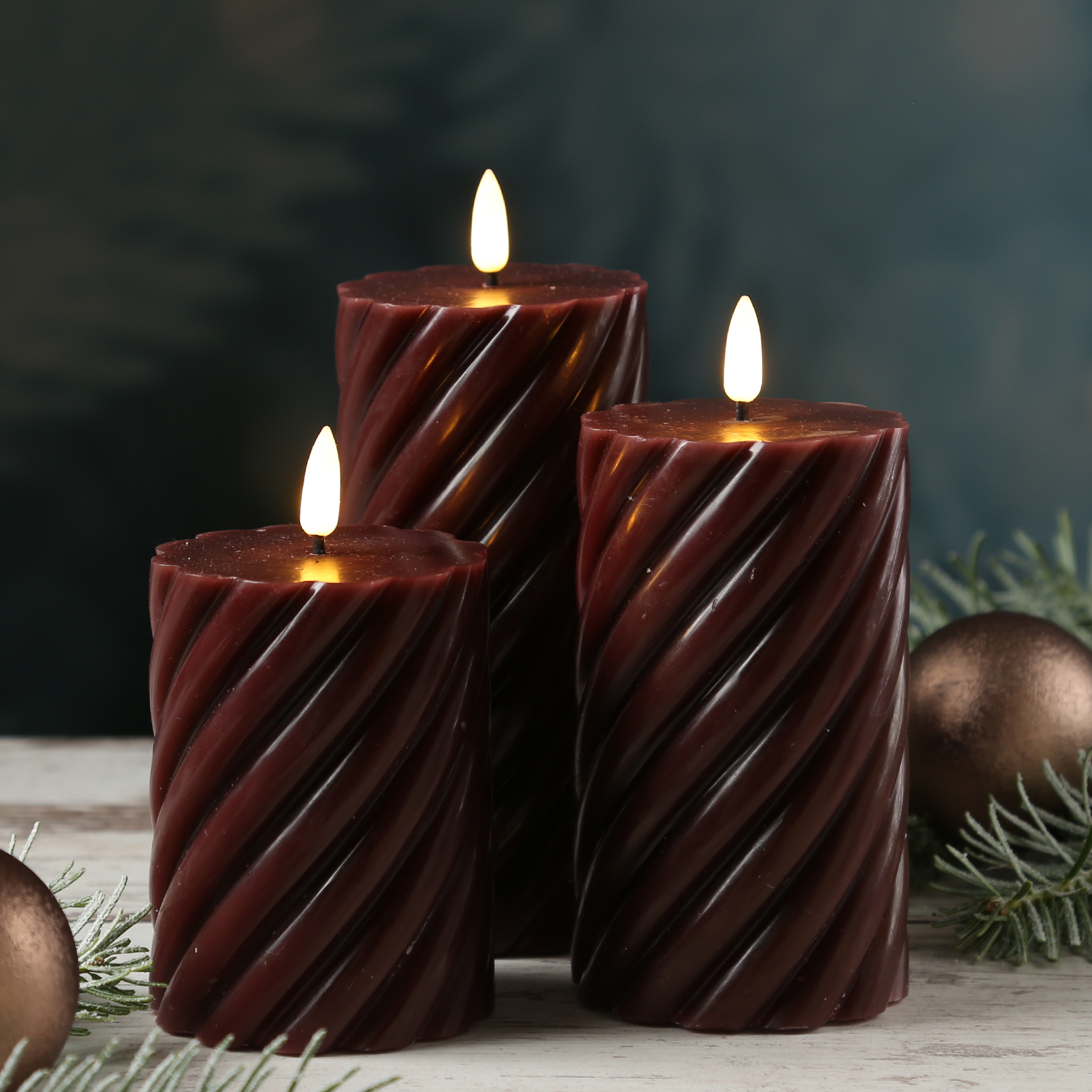 LED Stumpenkerze SWIRL - Echtwachs - warmweiße 3D Flamme - H: 15cm - Batterie - Timer - weinrot