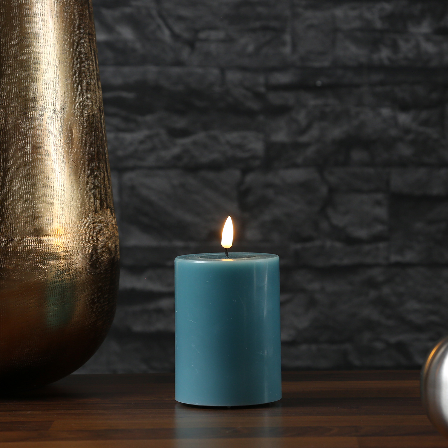 LED Stumpenkerze MIA - Echtwachs - realistische 3D Flamme - H: 10cm - D: 7,5cm - jadegrün LED Stumpenkerze MIA - Echtwachs - realistische 3D Flamme - H: 10cm - D: 7,5cm - jadegrün