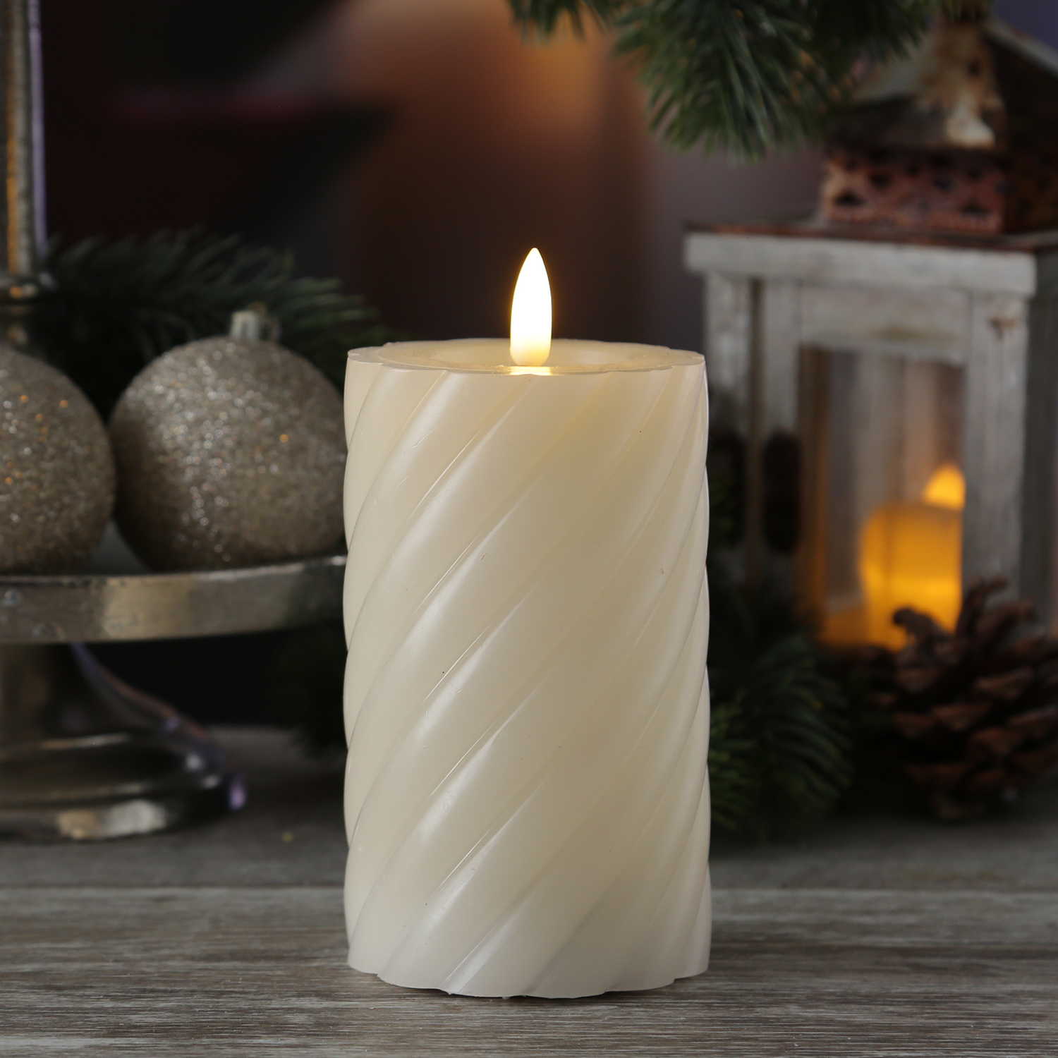 LED Stumpenkerze TWIST - Echtwachs - warmweiße 3D Flamme - H: 15cm - Batterie - Timer - creme