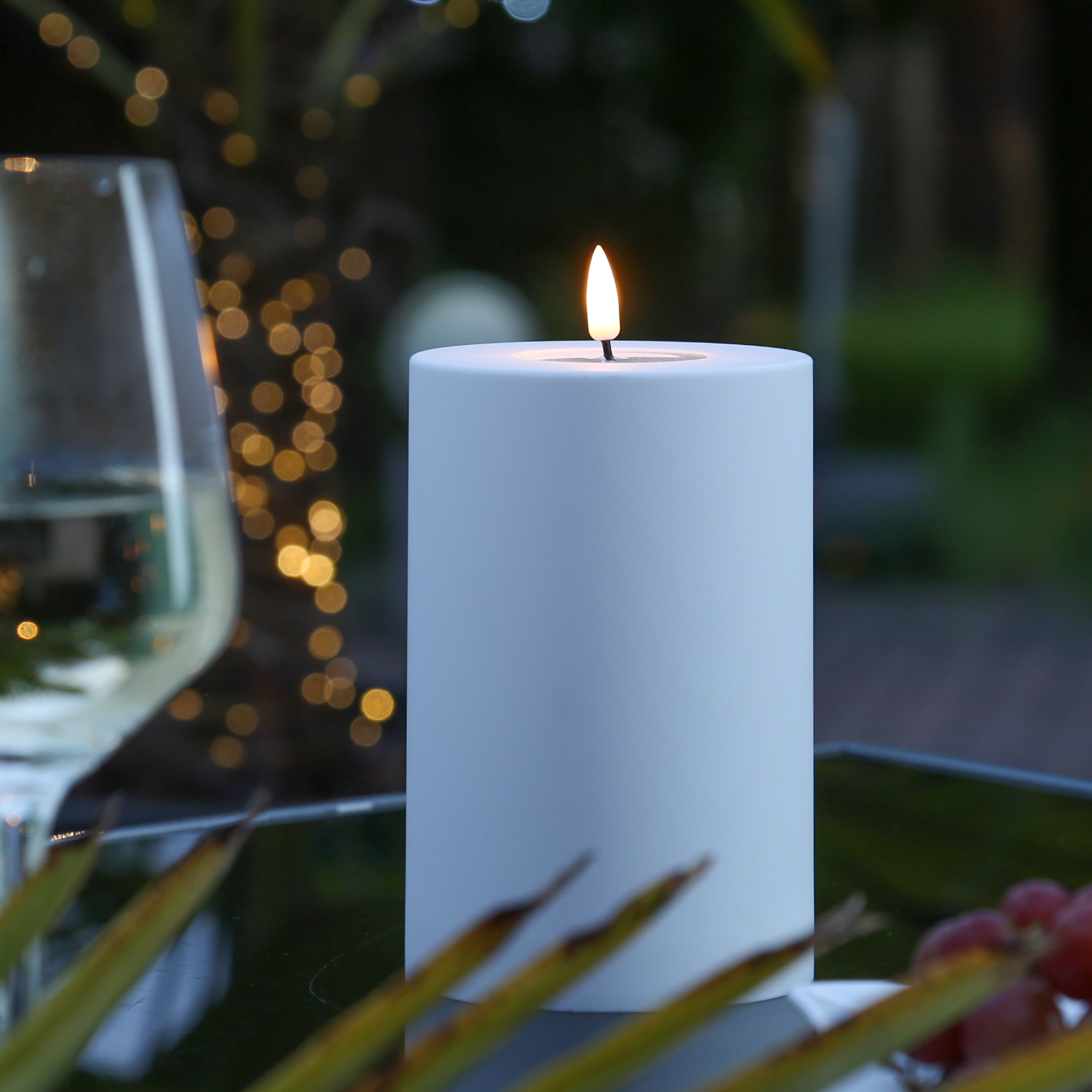 LED Stumpenkerze MIA - Kunststoff - realistische 3D Flamme - H: 15cm, D: 10cm - outdoor - weiß LED Stumpenkerze MIA - Kunststoff - realistische 3D Flamme - H: 15cm, D: 10cm - outdoor - weiß