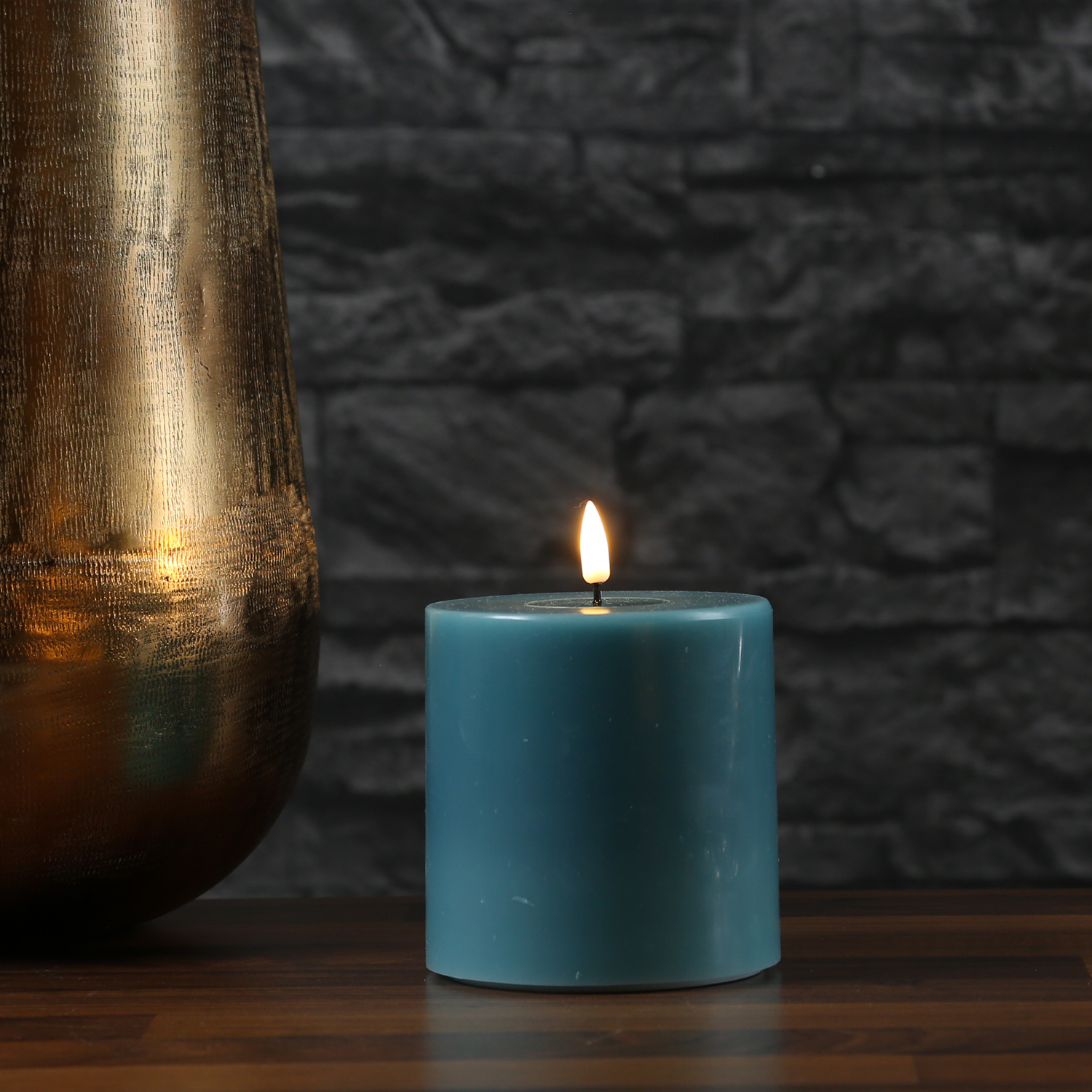 LED Stumpenkerze MIA - Echtwachs - realistische 3D Flamme - H: 10cm - D: 10cm - jadegrün LED Stumpenkerze MIA - Echtwachs - realistische 3D Flamme - H: 10cm - D: 10cm - jadegrün