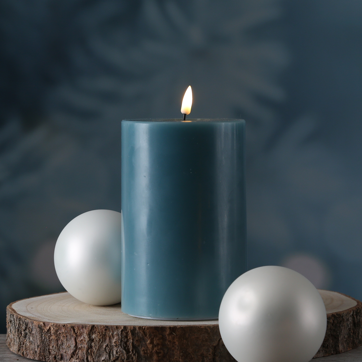 LED Stumpenkerze MIA - Echtwachs - realistische 3D Flamme - H: 15cm - D: 10cm - jadegrün LED Stumpenkerze MIA - Echtwachs - realistische 3D Flamme - H: 15cm - D: 10cm - jadegrün