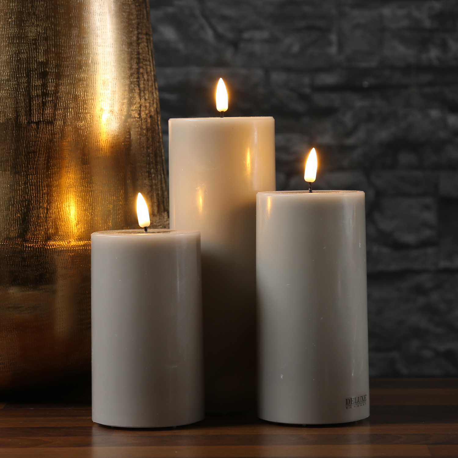 LED Stumpenkerze MIA - Echtwachs - realistische 3D Flamme - H: 10cm - D: 7,5cm - sand/taupe LED Stumpenkerze MIA - Echtwachs - realistische 3D Flamme - H: 10cm - D: 7,5cm - sand/taupe