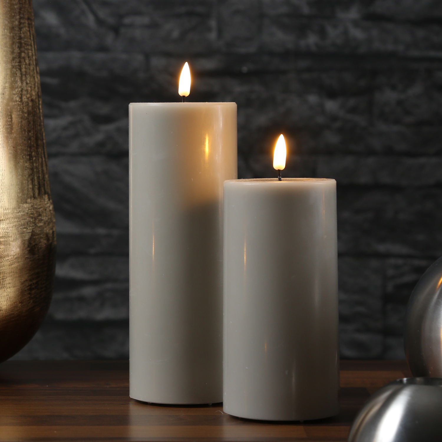 LED Stumpenkerze MIA - Echtwachs - realistische 3D Flamme - H 15cm - D 7-5cm - sand/taupe LED Stumpenkerze MIA - Echtwachs - realistische 3D Flamme - H 15cm - D 7-5cm - sand/taupe