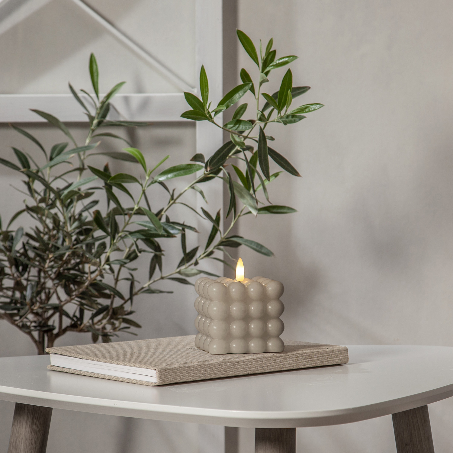 LED Kerze Bubble - Würfelkerze - Echtwachs - realistische 3D Flamme - H: 9,5cm - Timer - creme LED Kerze Bubble - Würfelkerze - Echtwachs - realistische 3D Flamme - H: 9,5cm - Timer - creme