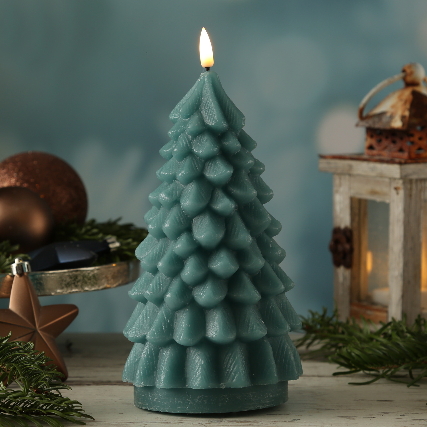 LED Kerze Tannenbaum - Echtwachs - flackernde 3D Flamme - H: 18cm - D: 10cm - dunkelgrün LED Kerze Tannenbaum - Echtwachs - flackernde 3D Flamme - H: 18cm - D: 10cm - dunkelgrün