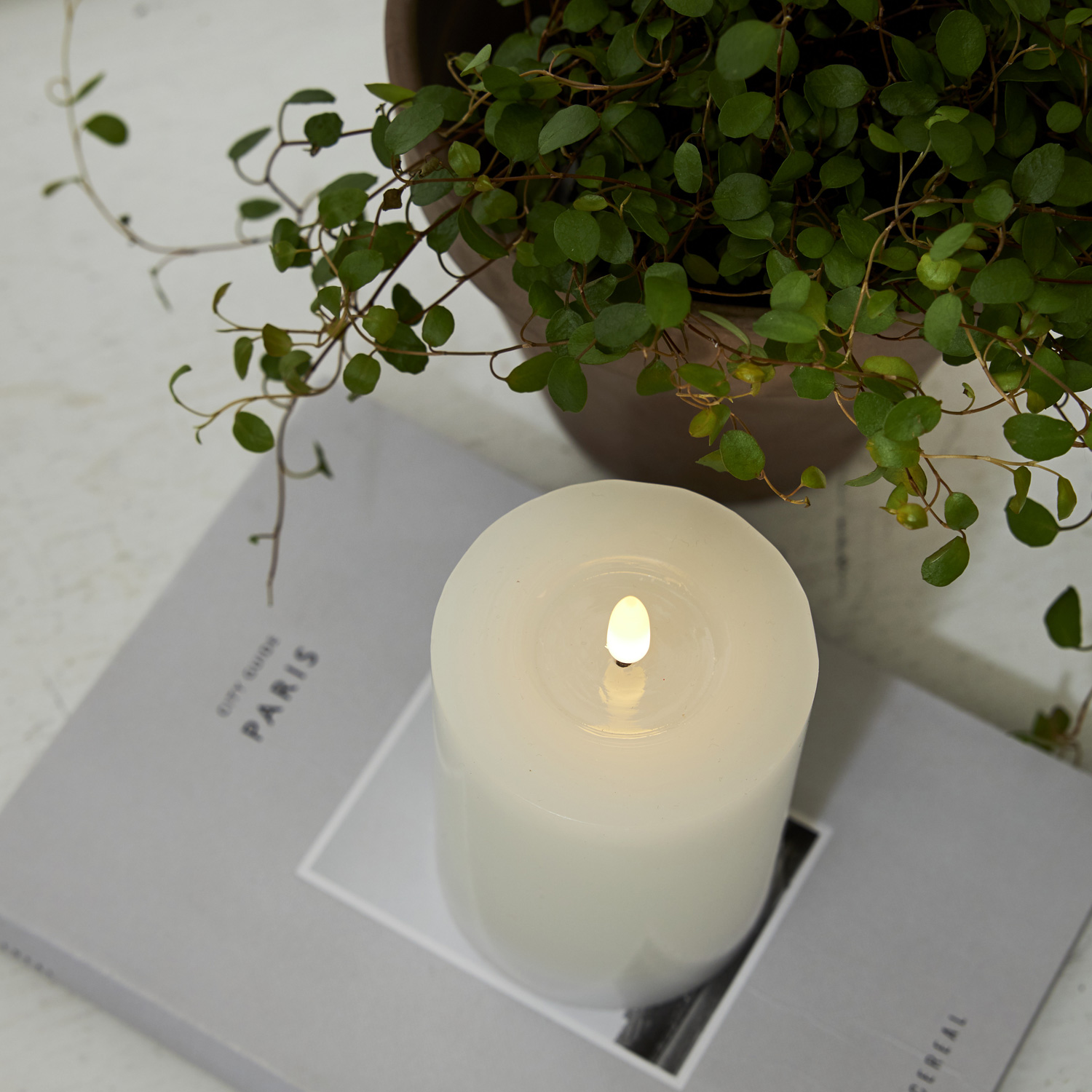 LED Stumpenkerze LINA - Echtwachs - realistische 3D Flamme - H: 12,5cm - Batterie - Timer - weiß