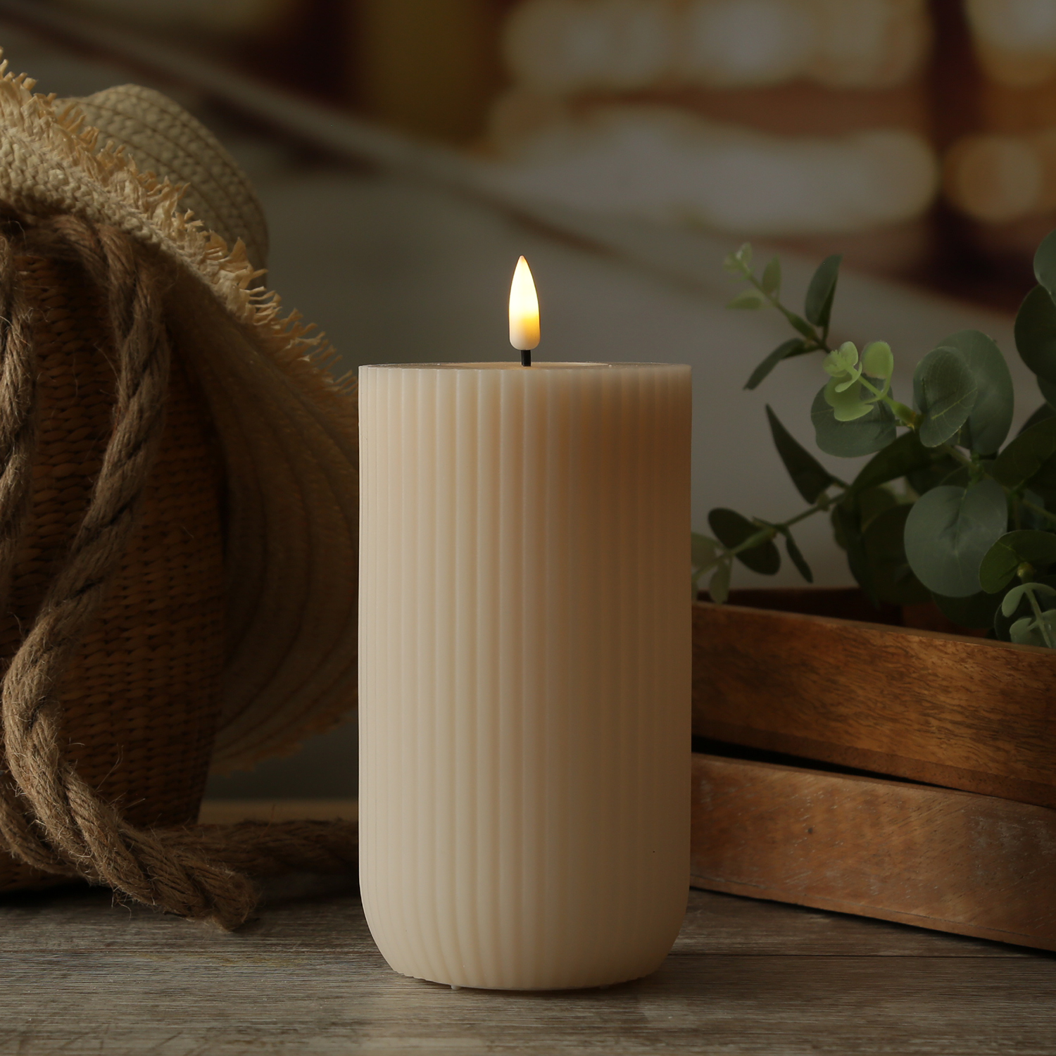LED Stumpenkerze MIA - gerillt - Echtwachs - 3D Flamme - H: 15cm - D: 8cm - creme LED Stumpenkerze MIA - gerillt - Echtwachs - 3D Flamme - H: 15cm - D: 8cm - creme