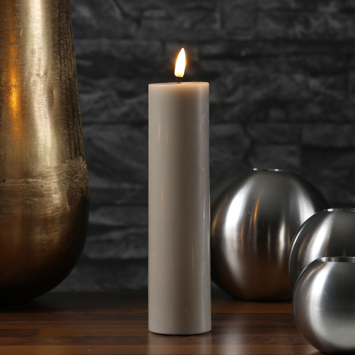 LED Stumpenkerze MIA - Echtwachs - realistische 3D Flamme - H: 20cm - D: 5cm - sand/taupe LED Stumpenkerze MIA - Echtwachs - realistische 3D Flamme - H: 20cm - D: 5cm - sand/taupe