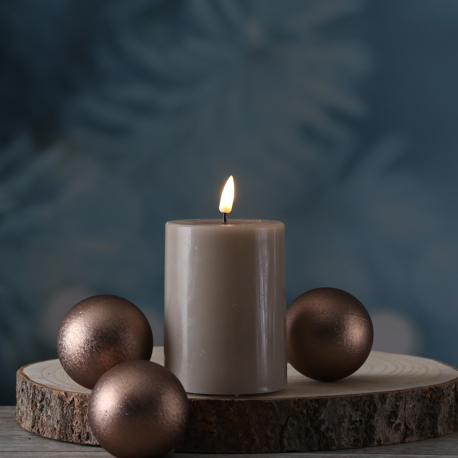 LED Stumpenkerze MIA - Echtwachs - realistische 3D Flamme - H: 10cm - D: 7,5cm - sand/taupe LED Stumpenkerze MIA - Echtwachs - realistische 3D Flamme - H: 10cm - D: 7,5cm - sand/taupe