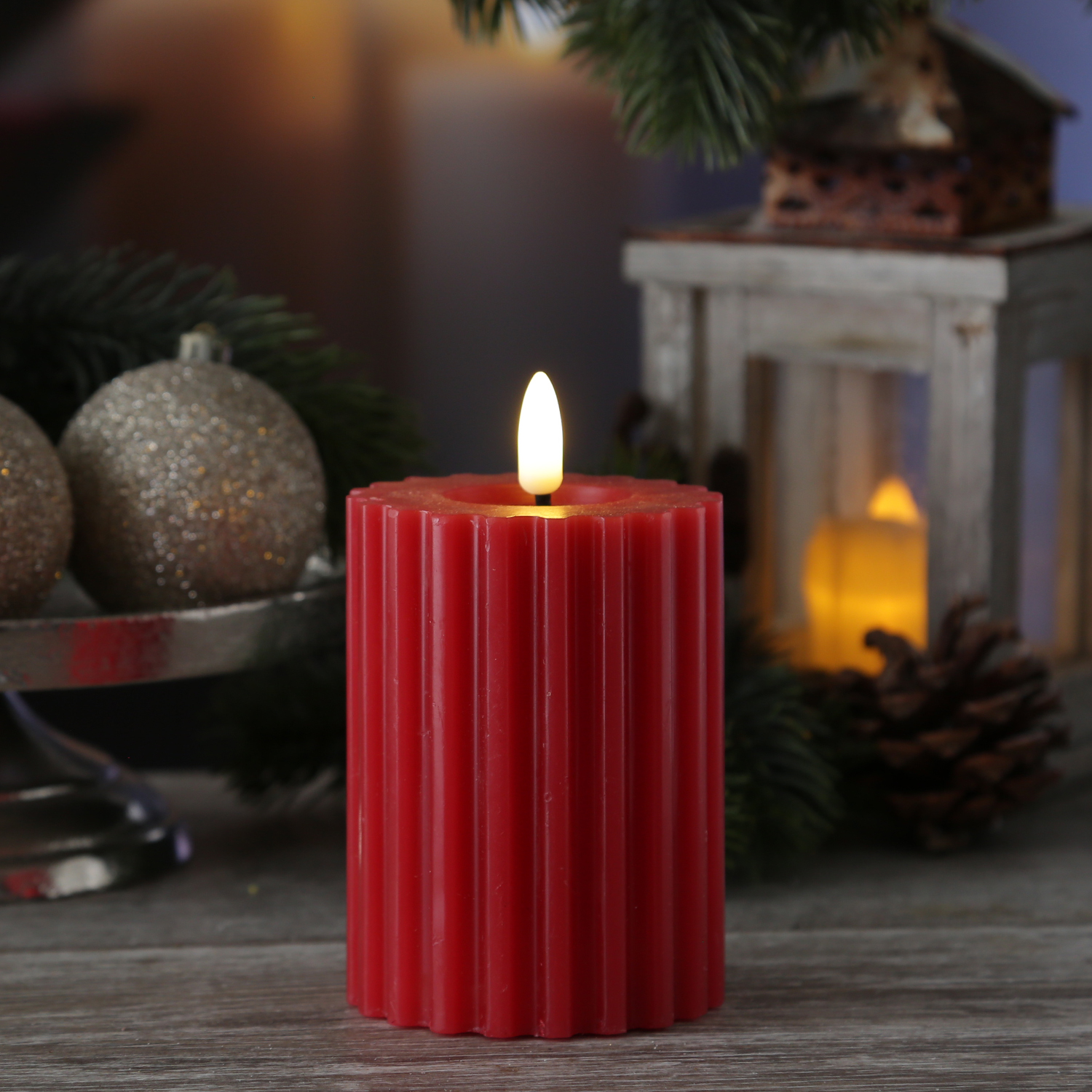 LED Kerze LIV - gerillt - Echtwachs - warmweiße 3D Flamme - H: 12cm - D: 7,5cm - Timer - rot LED Kerze LIV - gerillt - Echtwachs - warmweiße 3D Flamme - H: 12cm - D: 7,5cm - Timer - rot