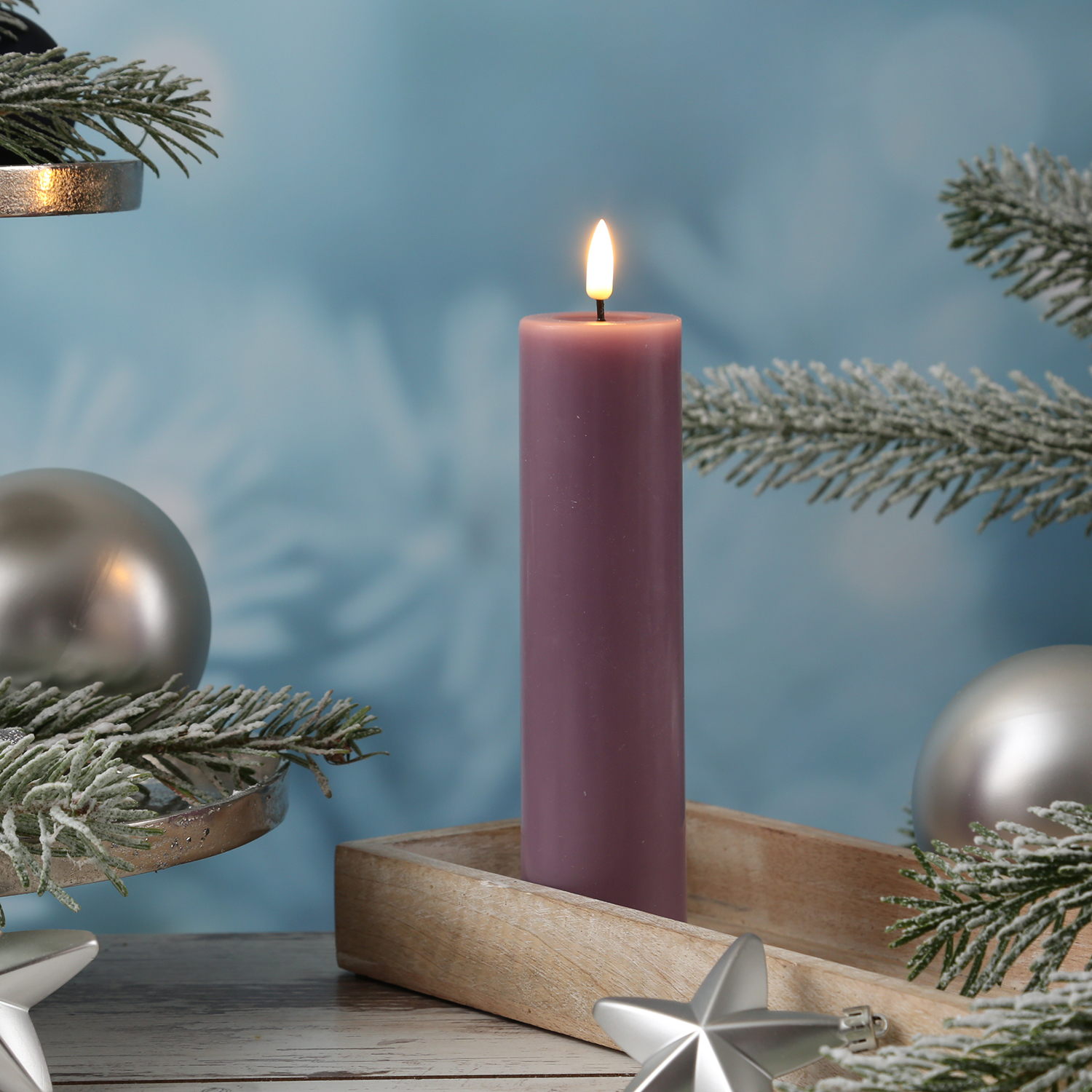 LED Stumpenkerze MIA - Echtwachs - realistische 3D Flamme - H: 20cm - D: 5cm - flieder LED Stumpenkerze MIA - Echtwachs - realistische 3D Flamme - H: 20cm - D: 5cm - flieder