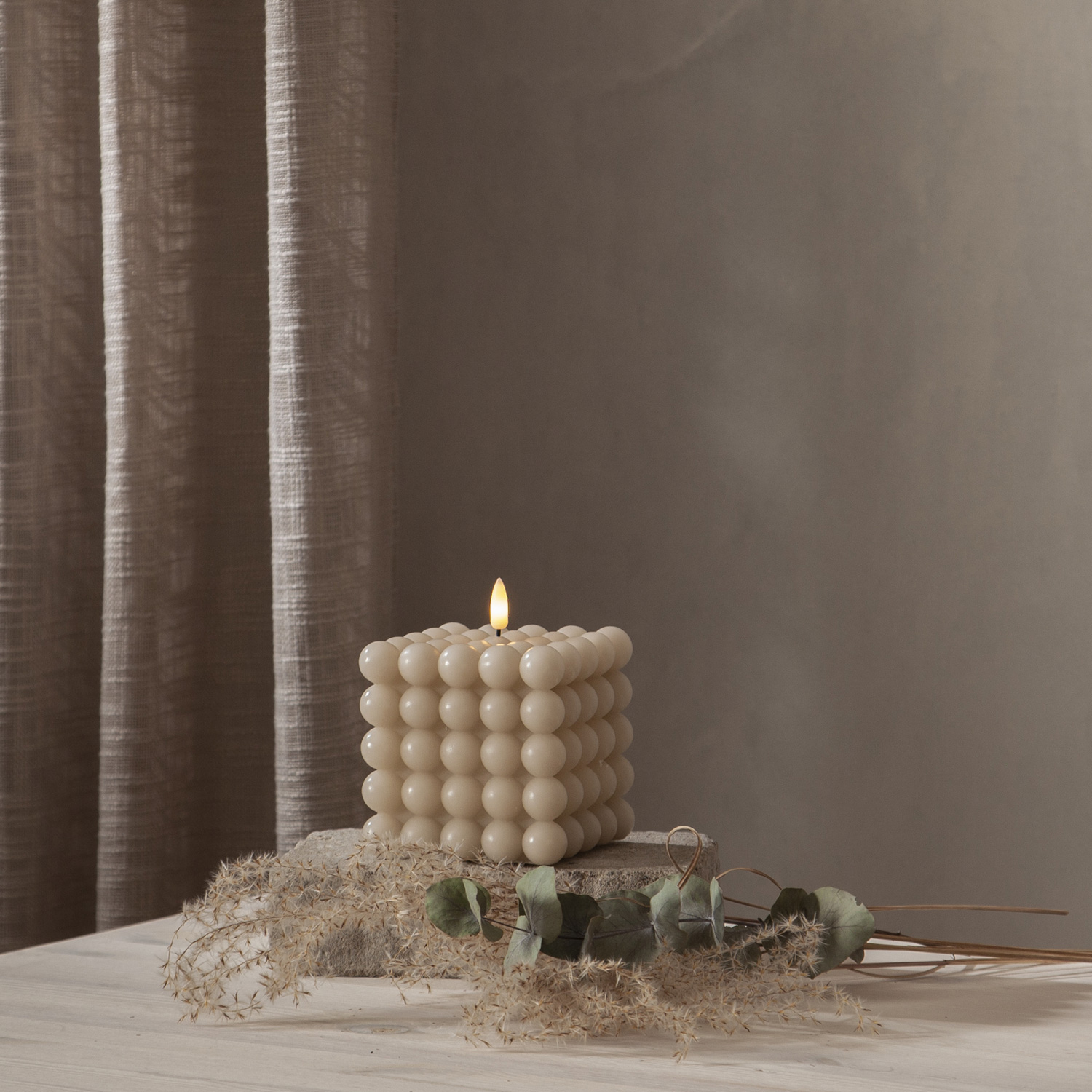 LED Kerze Bubble - Würfelkerze - Echtwachs - realistische 3D Flamme - H: 12,5cm - Timer - creme LED Kerze Bubble - Würfelkerze - Echtwachs - realistische 3D Flamme - H: 12,5cm - Timer - creme