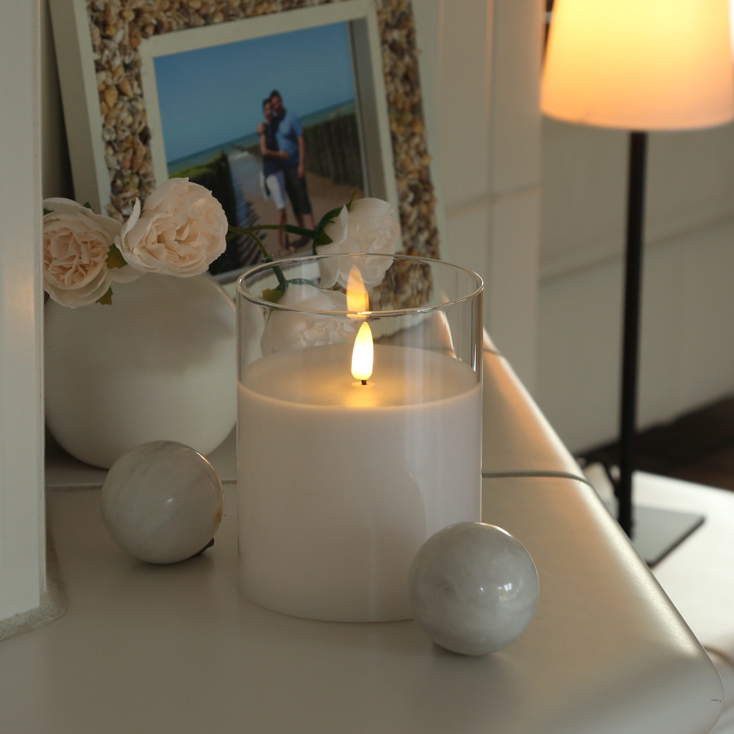 LED Kerze im Glas - Windlicht - Echtwachs - flackernde 3D Flamme - Timer - H: 12,5cm - D:10cm - weiß LED Kerze im Glas - Windlicht - Echtwachs - flackernde 3D Flamme - Timer - H: 12,5cm - D:10cm - weiß