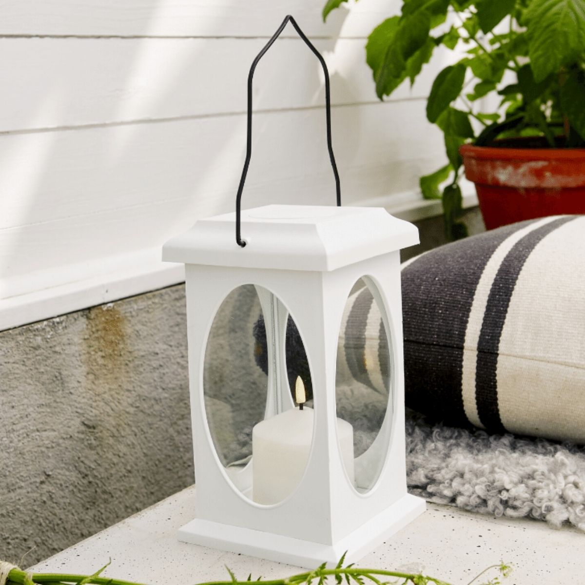 LED Laterne "Flamme" - inkl. LED Kerze - H: 23cm, D: 13,5cm - Batteriebetrieb - Timer - weiß LED Laterne "Flamme" - inkl. LED Kerze - H: 23cm, D: 13,5cm - Batteriebetrieb - Timer - weiß