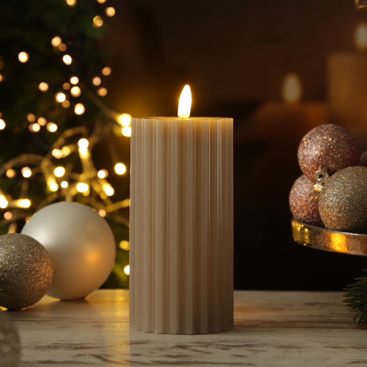 LED Kerze LIV - gerillt - Echtwachs - warmweiße 3D Flamme - H: 17,5cm - D: 7,5cm - Timer - grau LED Kerze LIV - gerillt - Echtwachs - warmweiße 3D Flamme - H: 17,5cm - D: 7,5cm - Timer - grau