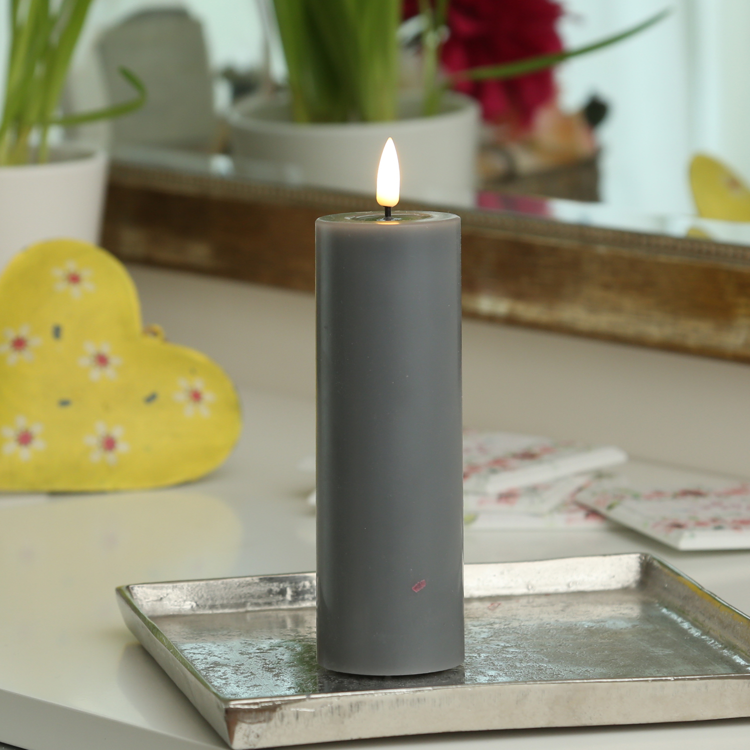 LED Stumpenkerze MIA - Echtwachs - realistische 3D Flamme - H: 15cm D: 5cm - Batterie - grau LED Stumpenkerze MIA - Echtwachs - realistische 3D Flamme - H: 15cm D: 5cm - Batterie - grau