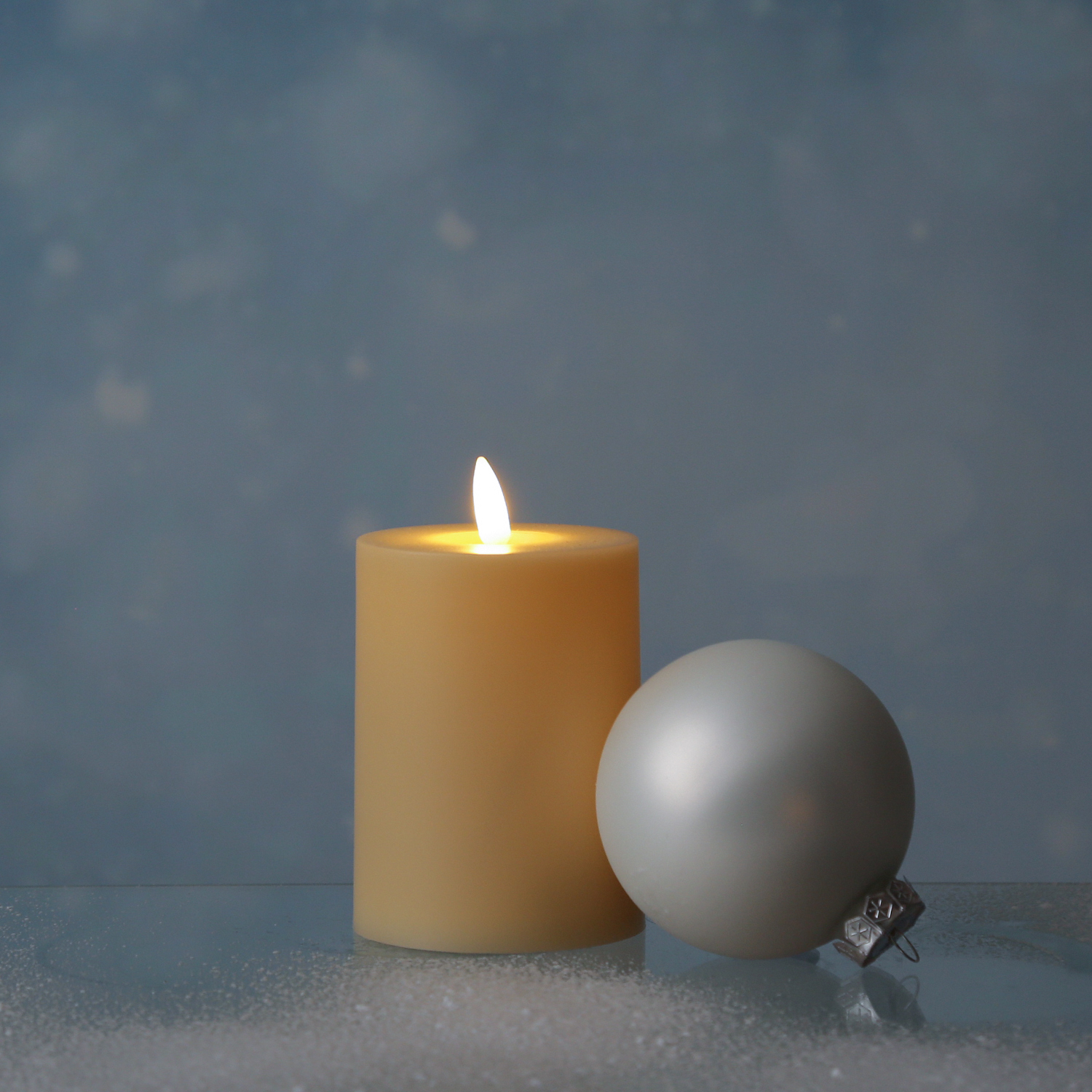 LED Stumpenkerze - Kunststoff - 3D Flamme - H: 10cm - D: 7,5cm - Timer - für Innen/Außen - creme LED Stumpenkerze - Kunststoff - 3D Flamme - H: 10cm - D: 7,5cm - Timer - für Innen/Außen - creme