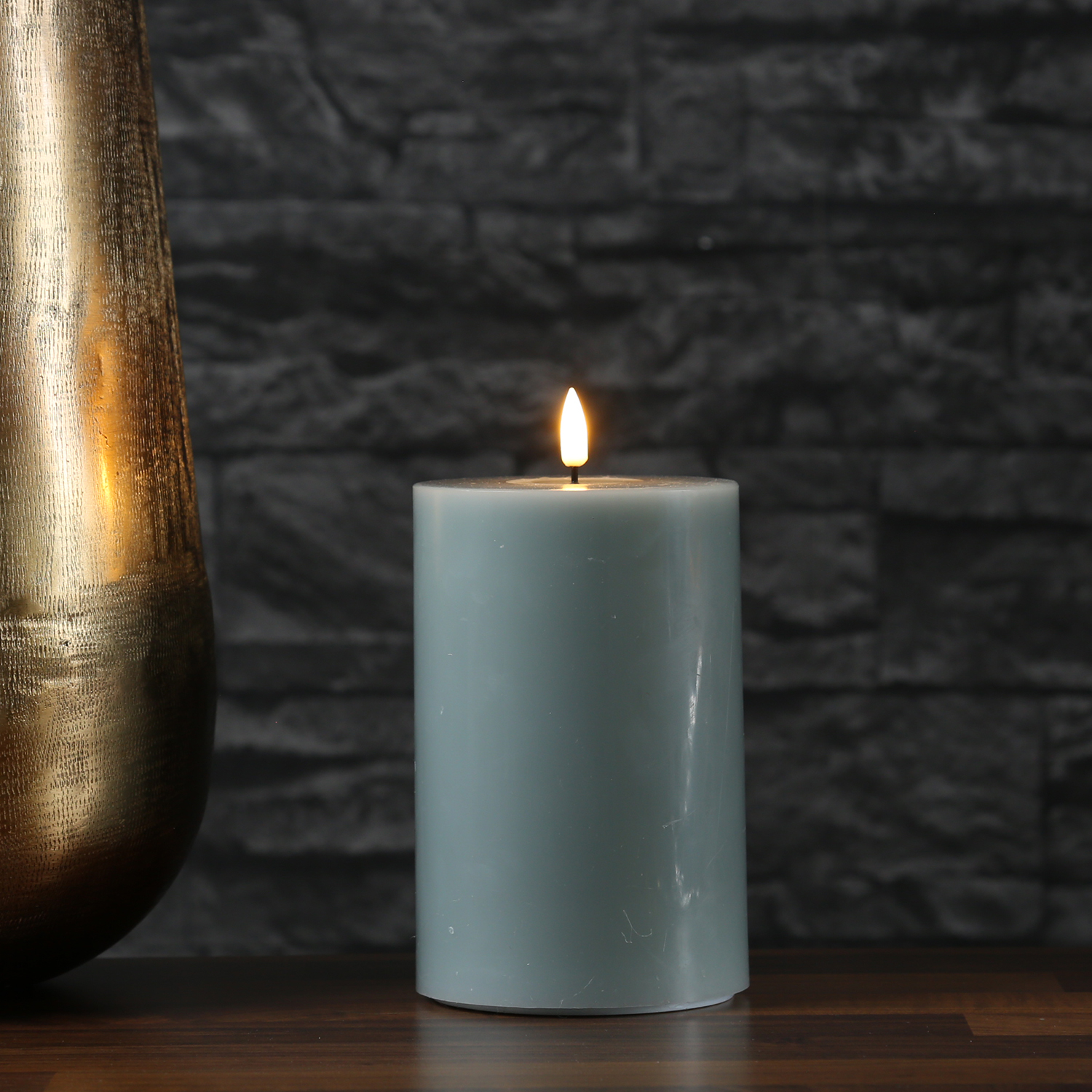 LED Stumpenkerze MIA - Echtwachs - realistische 3D Flamme - H: 15cm - D: 10cm - salbeigrün LED Stumpenkerze MIA - Echtwachs - realistische 3D Flamme - H: 15cm - D: 10cm - salbeigrün