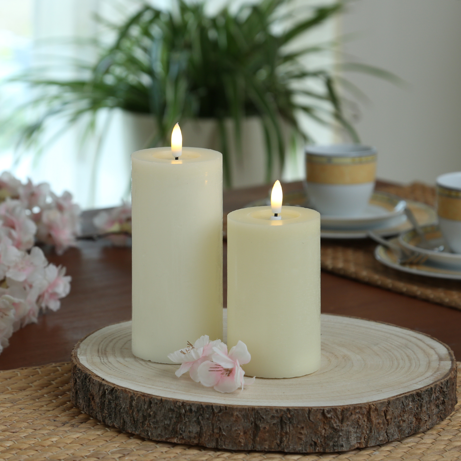 LED Kerze LINA - Rustik-Optik - Echtwachs - 3D Flamme - H: 15cm - D: 7cm - Batterie - Timer - creme