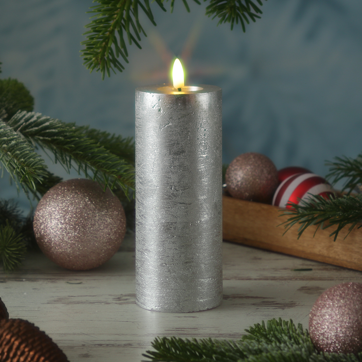 LED Kerze LINA - Rustik-Optik - Echtwachs - 3D Flamme - H: 19cm - D: 7cm - Timer - silber