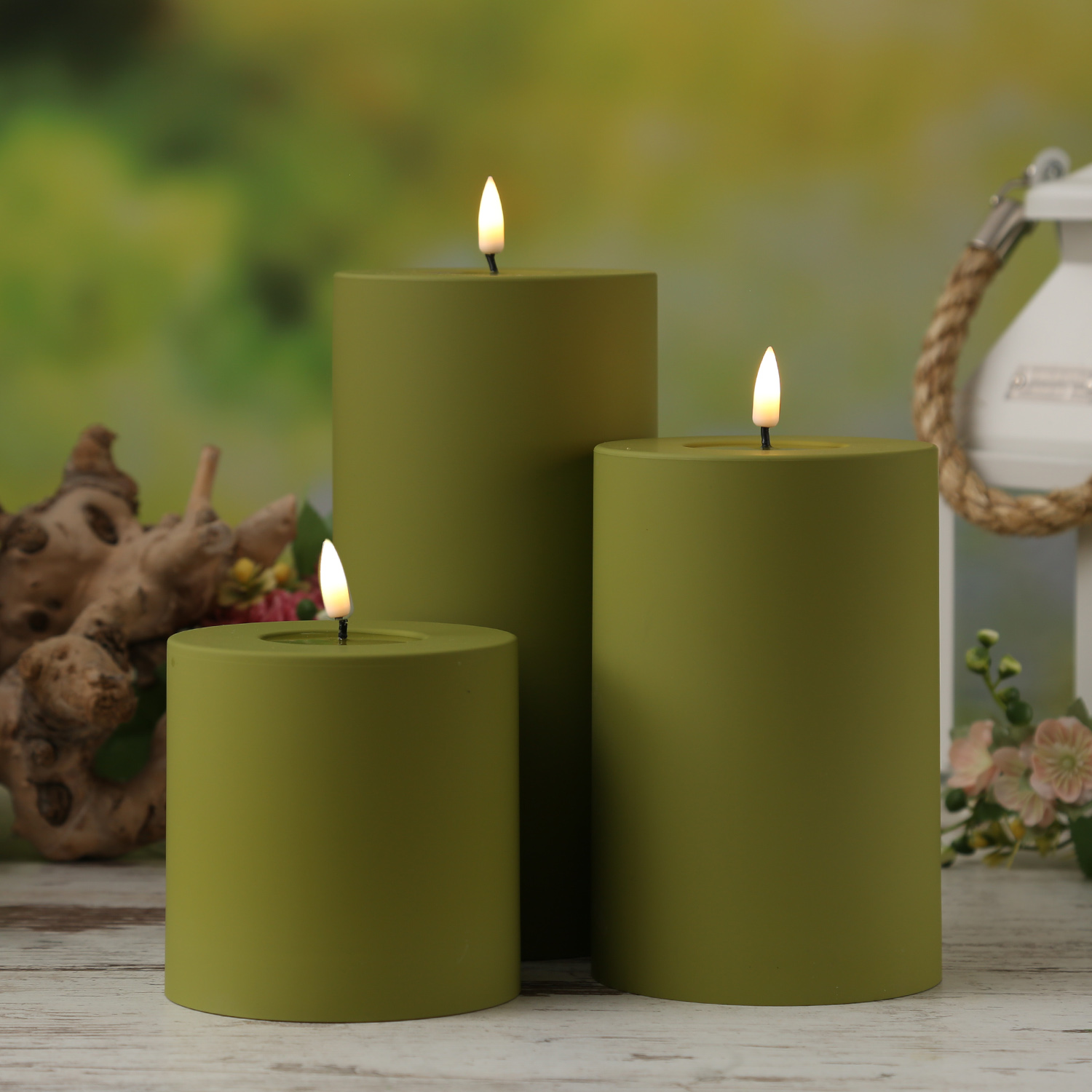 LED Stumpenkerze MIA - Kunststoff - 3D Flamme - H: 10cm - D: 10cm - für Außen - olivgrün