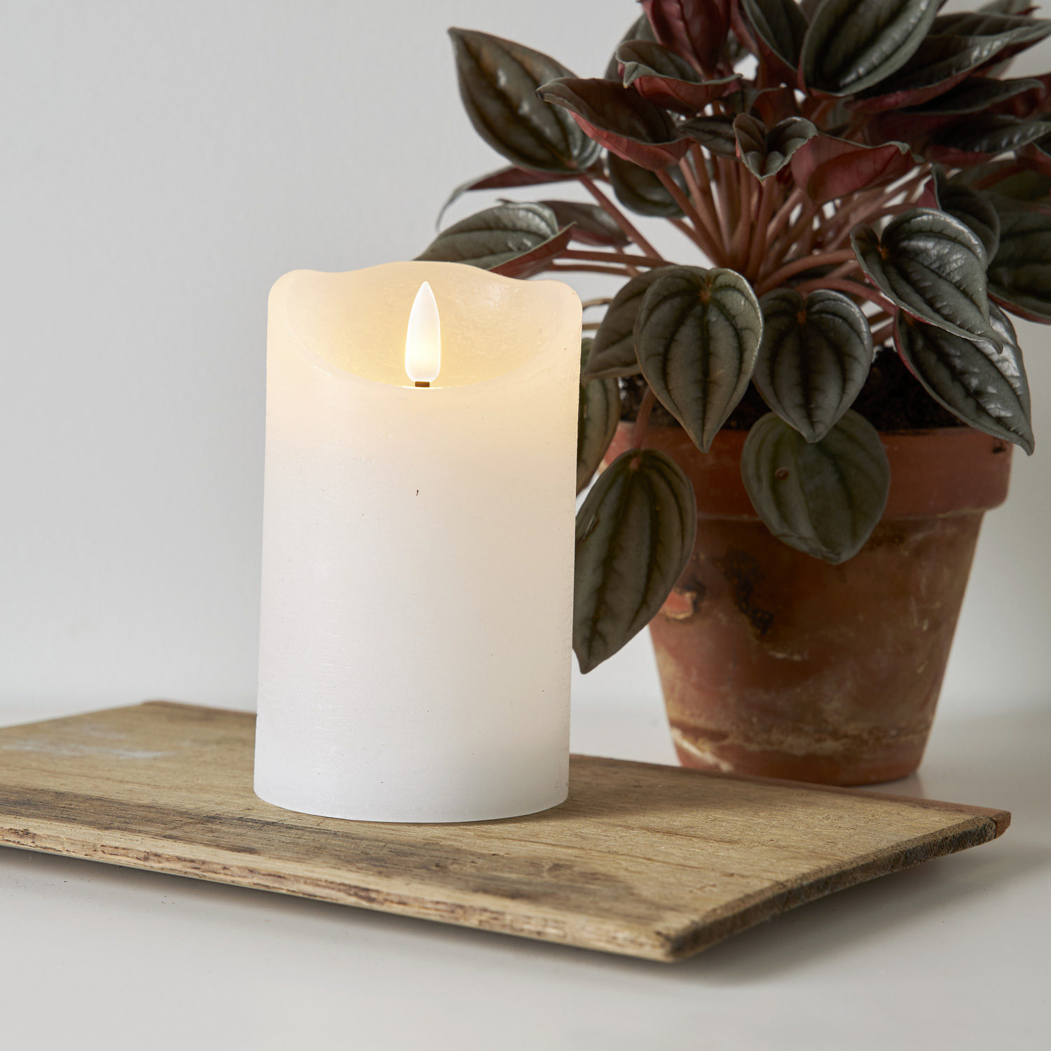 LED Stumpenkerze RUSTIC - Echtwachs - warmweiße 3D Flamme - H: 12,5cm - Batterie - Timer - weiß LED Stumpenkerze RUSTIC - Echtwachs - warmweiße 3D Flamme - H: 12,5cm - Batterie - Timer - weiß