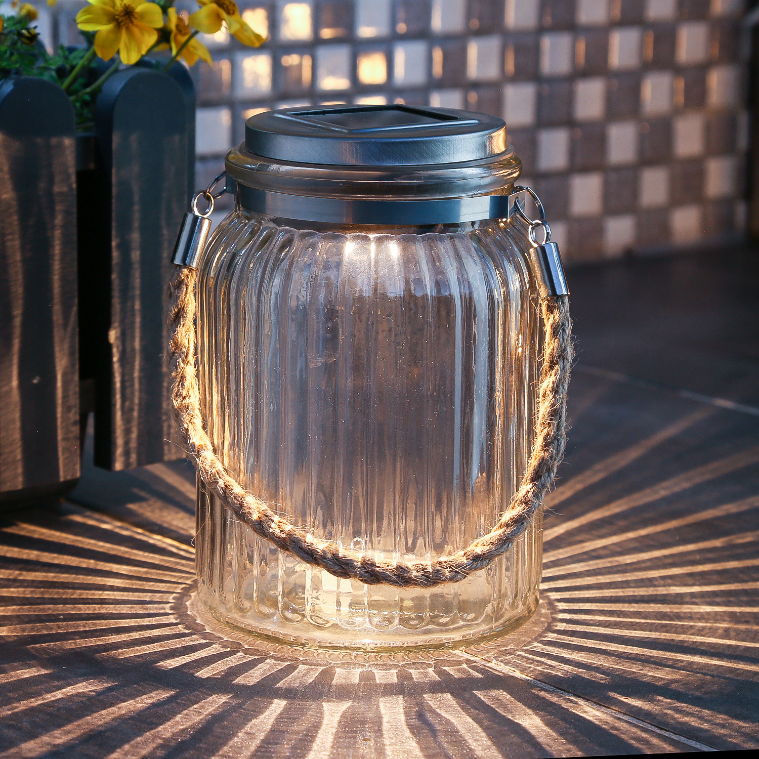 LED Solarglas JAMJAR - Geriffeltes Glas - warmweiße LED - Lichtsensor - H:15cm - Juteseil Aufhänger
