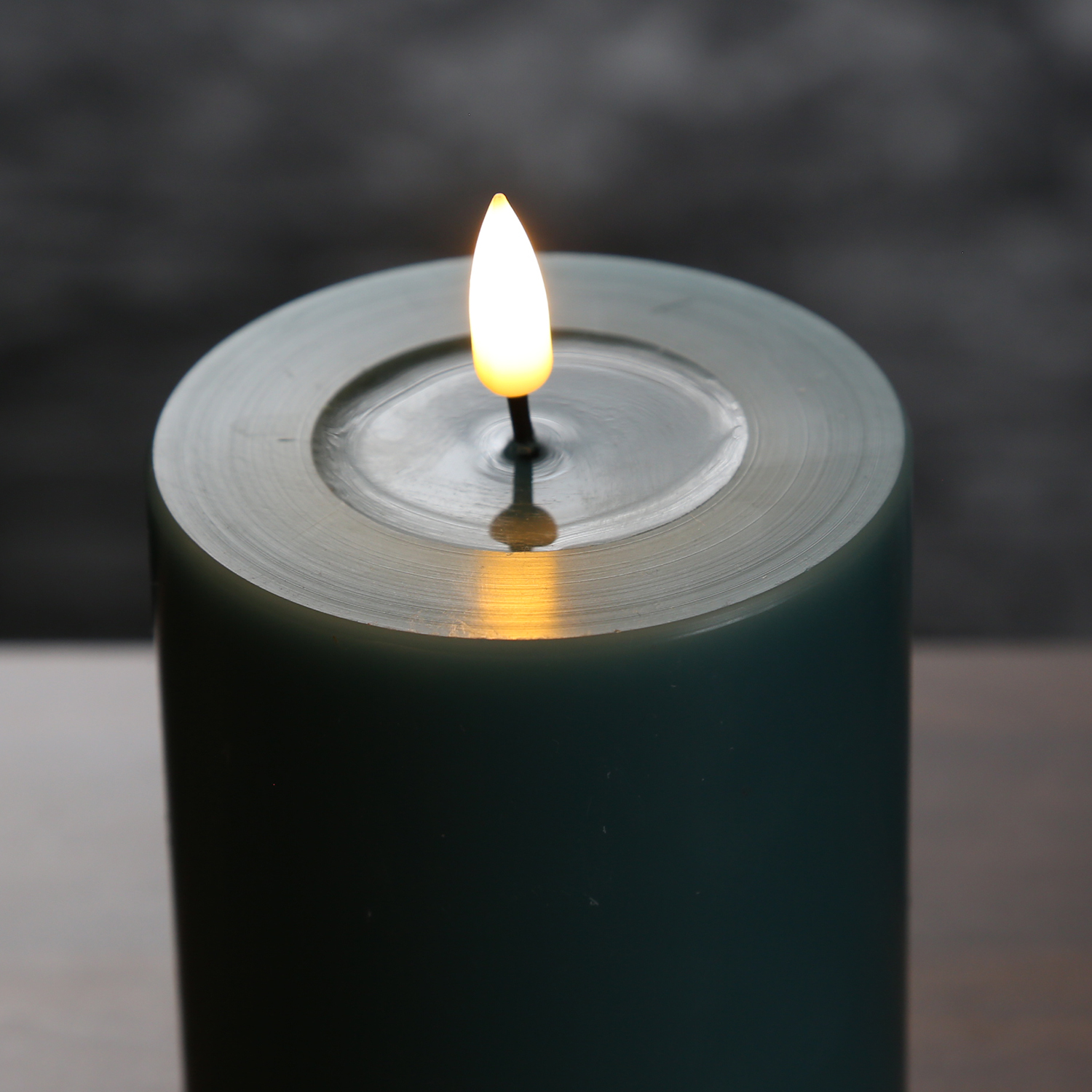 LED Stumpenkerze MIA - Echtwachs - realistische 3D Flamme - H: 15cm - D: 10cm - jadegrün LED Stumpenkerze MIA - Echtwachs - realistische 3D Flamme - H: 15cm - D: 10cm - jadegrün