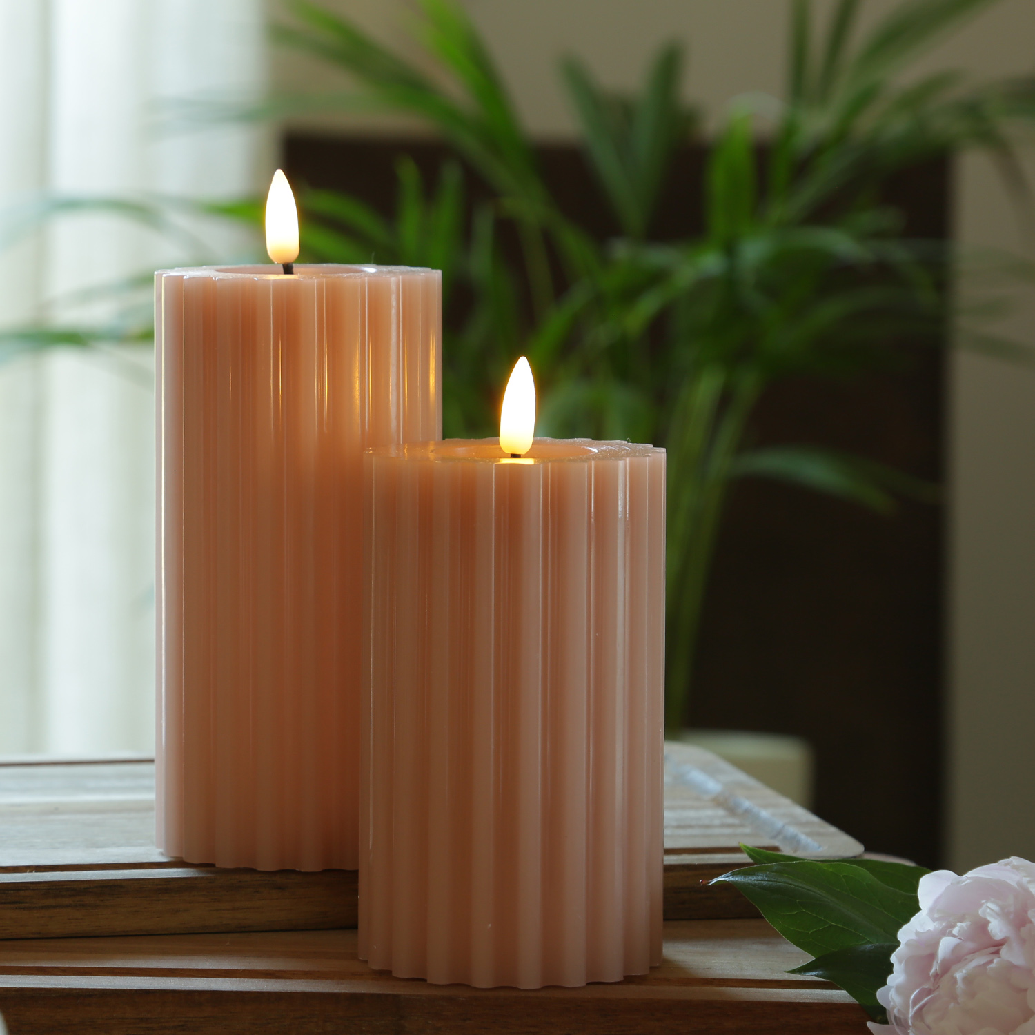 LED Kerze LIV - gerillt - Echtwachs - warmweiße 3D Flamme - H: 17,5cm - D: 7,5cm - Timer - altrosa LED Kerze LIV - gerillt - Echtwachs - warmweiße 3D Flamme - H: 17,5cm - D: 7,5cm - Timer - altrosa