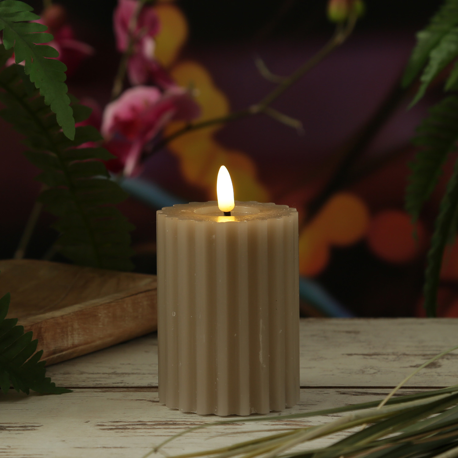 LED Kerze LIV - gerillt - Echtwachs - warmweiße 3D Flamme - H: 12cm - D: 7,5cm - Timer - grau