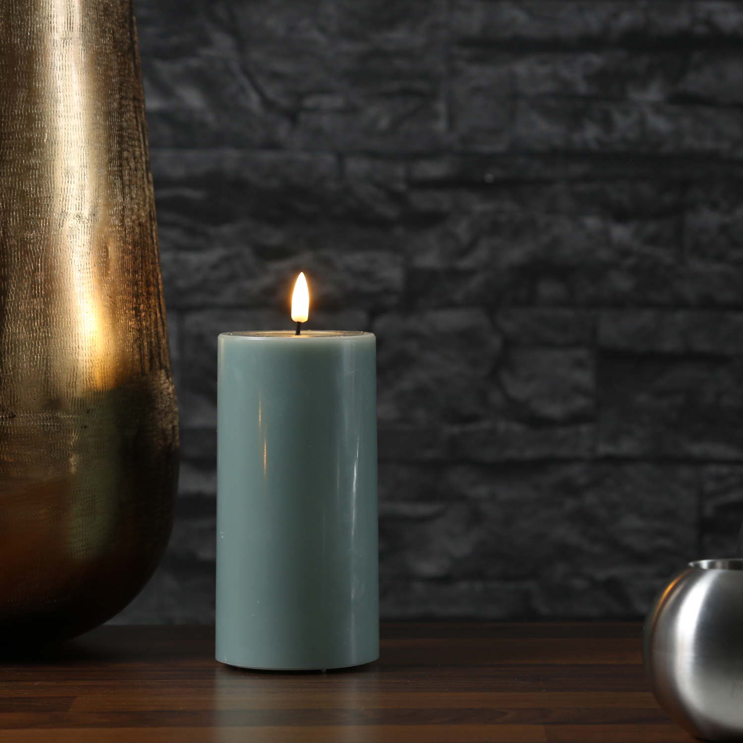 LED Stumpenkerze MIA - Echtwachs - realistische 3D Flamme - H: 15cm - D: 7,5cm - salbeigrün LED Stumpenkerze MIA - Echtwachs - realistische 3D Flamme - H: 15cm - D: 7,5cm - salbeigrün