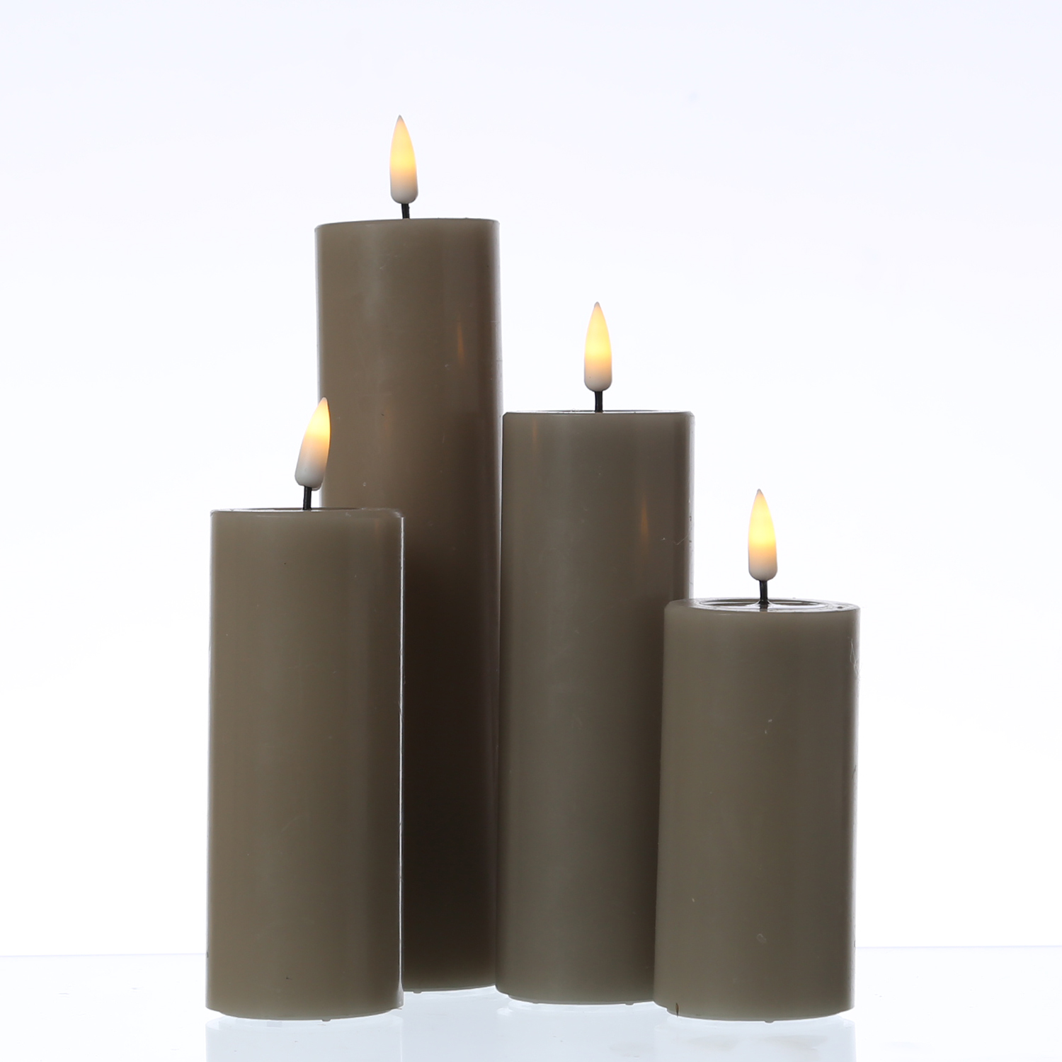 LED Stumpenkerze MIA - Echtwachs - realistische 3D Flamme - H: 12,5cm - D: 5cm - sand/taupe