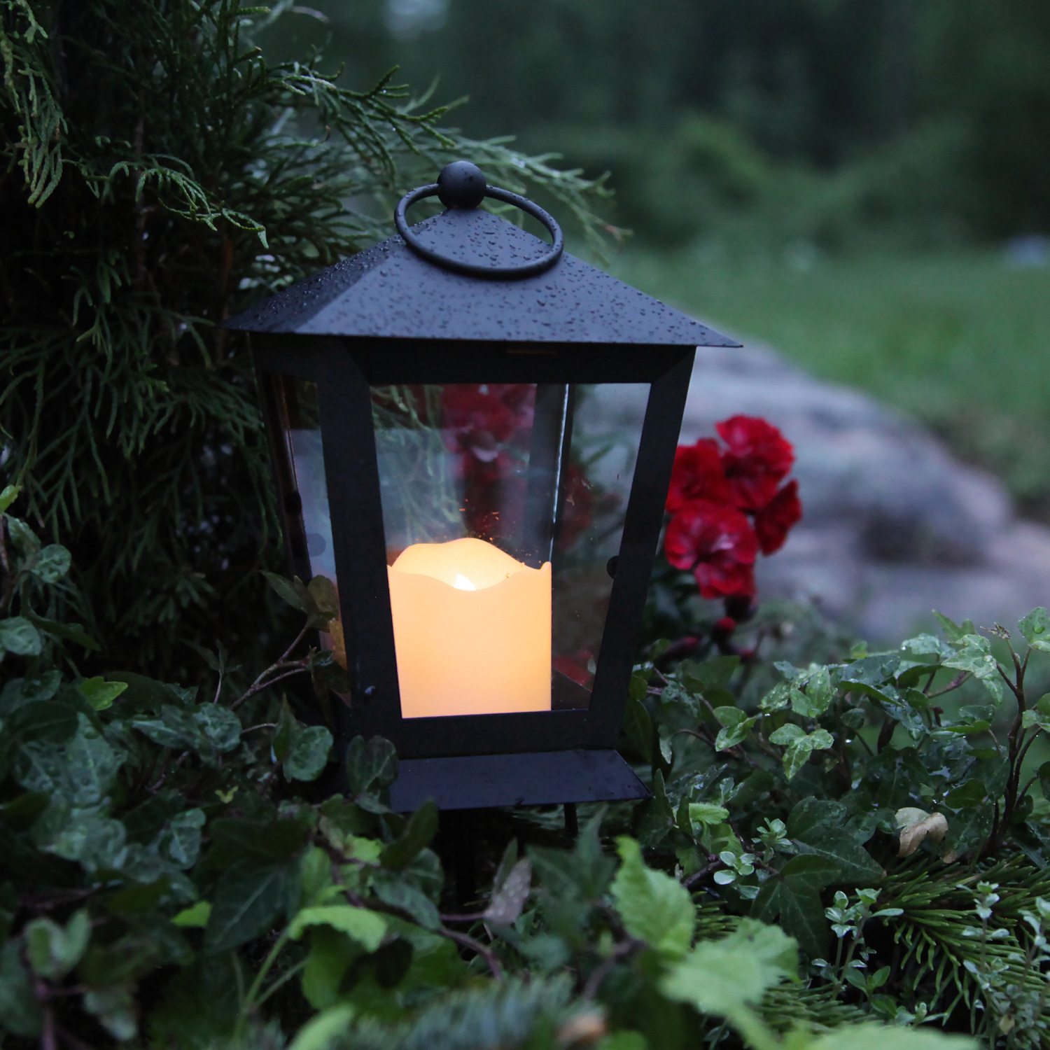 LED Laterne/Grablicht mit Kerze - gelbe LED - Erdspieß - H: 40cm - Timer - schwarz