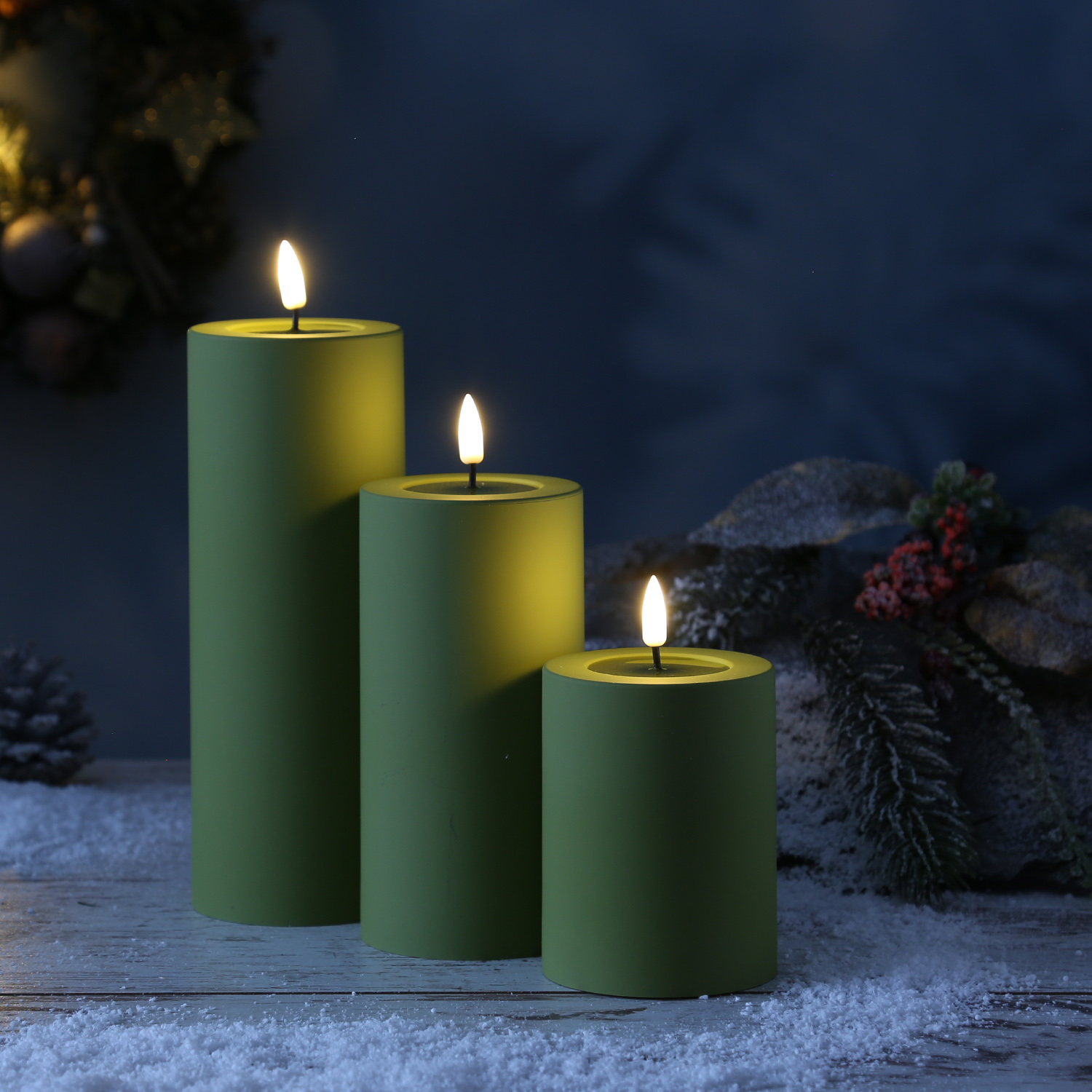 LED Stumpenkerze MIA - Kunststoff - realistische 3D Flamme - H: 20cm - outdoor - grün LED Stumpenkerze MIA - Kunststoff - realistische 3D Flamme - H: 20cm - outdoor - grün