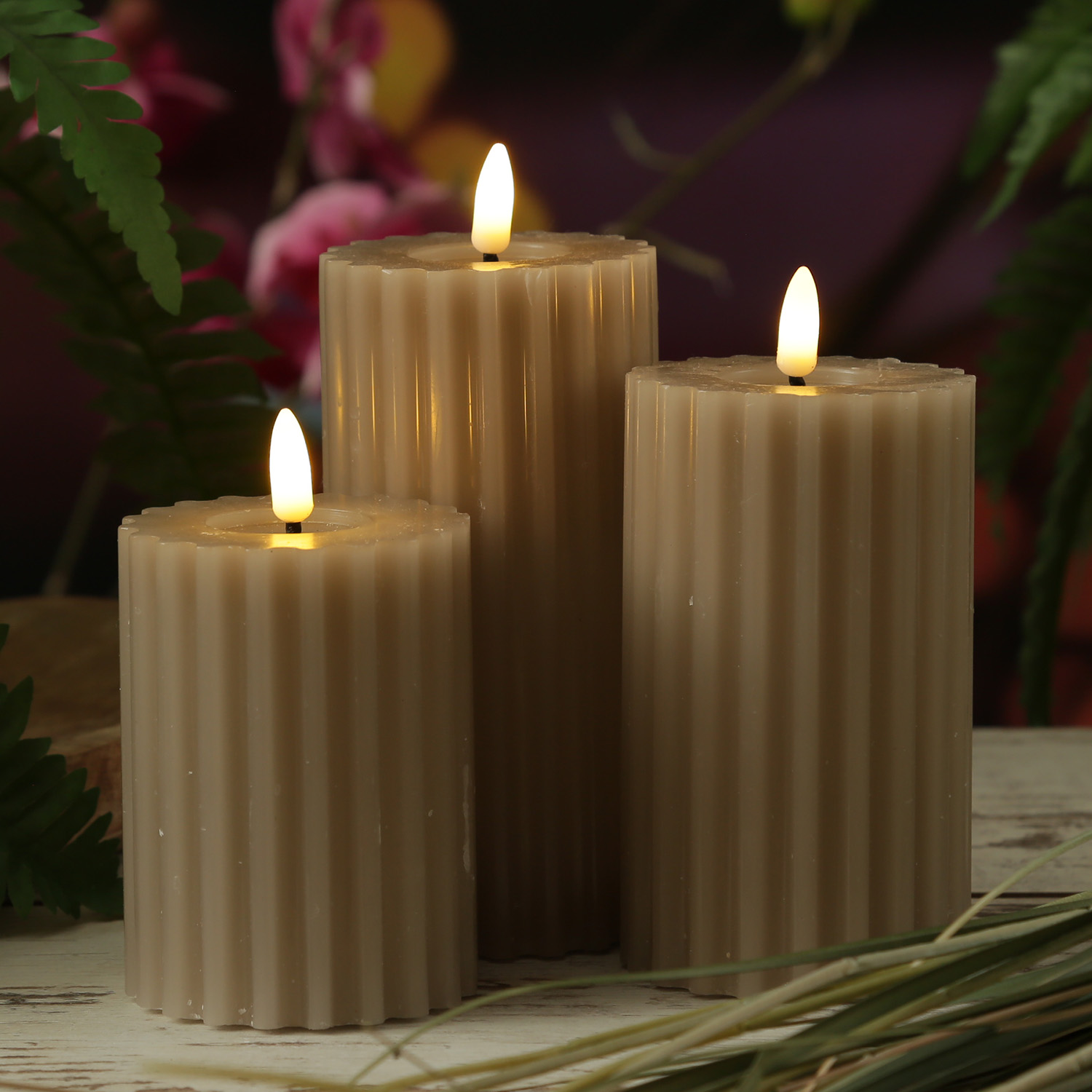 LED Kerze LIV - gerillt - Echtwachs - warmweiße 3D Flamme - H: 12cm - D: 7,5cm - Timer - grau