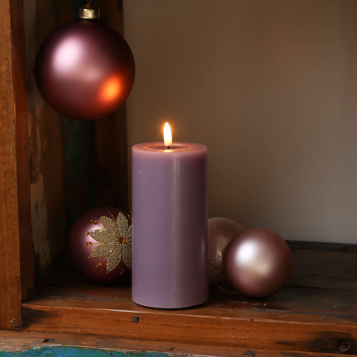 LED Stumpenkerze MIA - Echtwachs - realistische 3D Flamme - H: 15cm - Batteriebetrieb - flieder LED Stumpenkerze MIA - Echtwachs - realistische 3D Flamme - H: 15cm - Batteriebetrieb - flieder