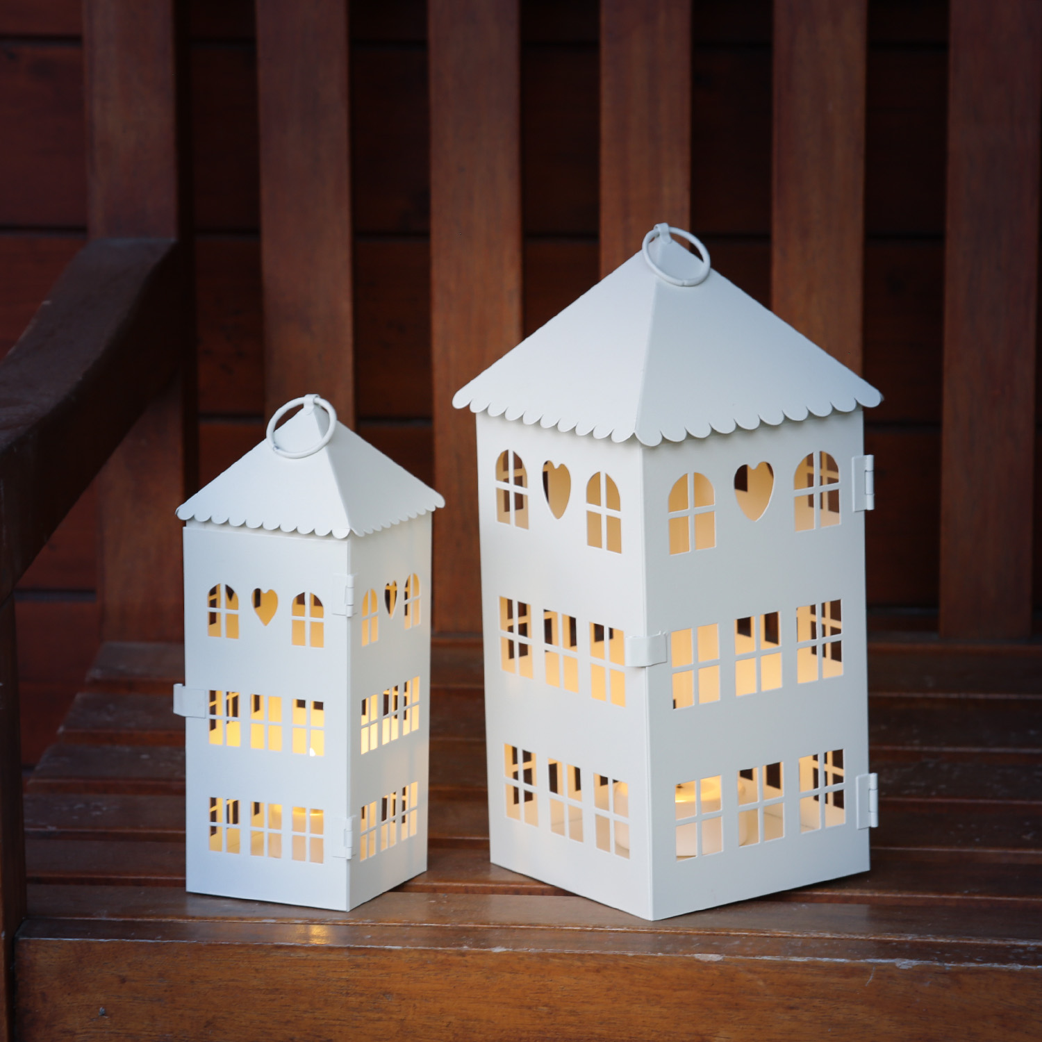 Laternen in Hausform mit Herz - 2er Set Metallhäuser - Lichthäuser - H: 30cm/23cm - weiß Laternen in Hausform mit Herz - 2er Set Metallhäuser - Lichthäuser - H: 30cm/23cm - weiß