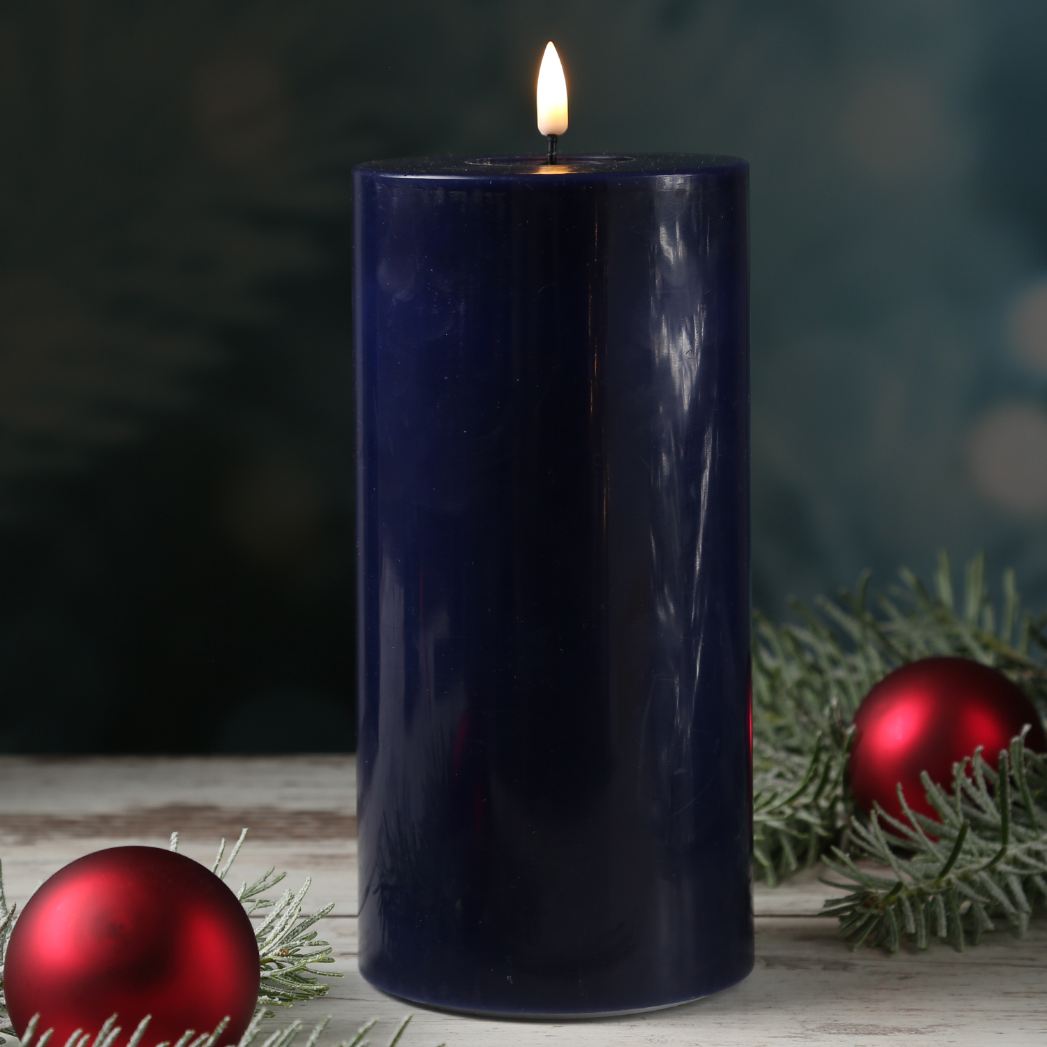 LED Stumpenkerze MIA - Echtwachs - realistische 3D Flamme - H: 20cm - D: 10cm - königsblau LED Stumpenkerze MIA - Echtwachs - realistische 3D Flamme - H: 20cm - D: 10cm - königsblau