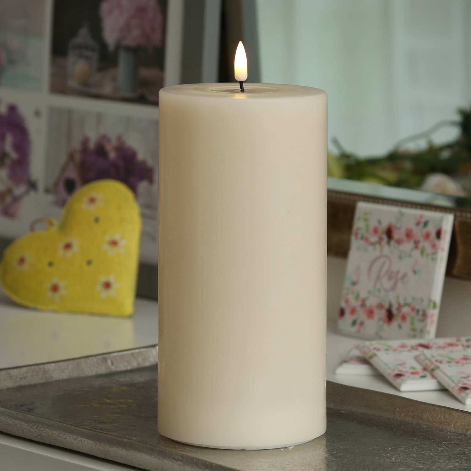 LED Stumpenkerze MIA - Echtwachs - realistische 3D Flamme - H: 20cm D:10cm - Batteriebetrieb - creme LED Stumpenkerze MIA - Echtwachs - realistische 3D Flamme - H: 20cm D:10cm - Batteriebetrieb - creme