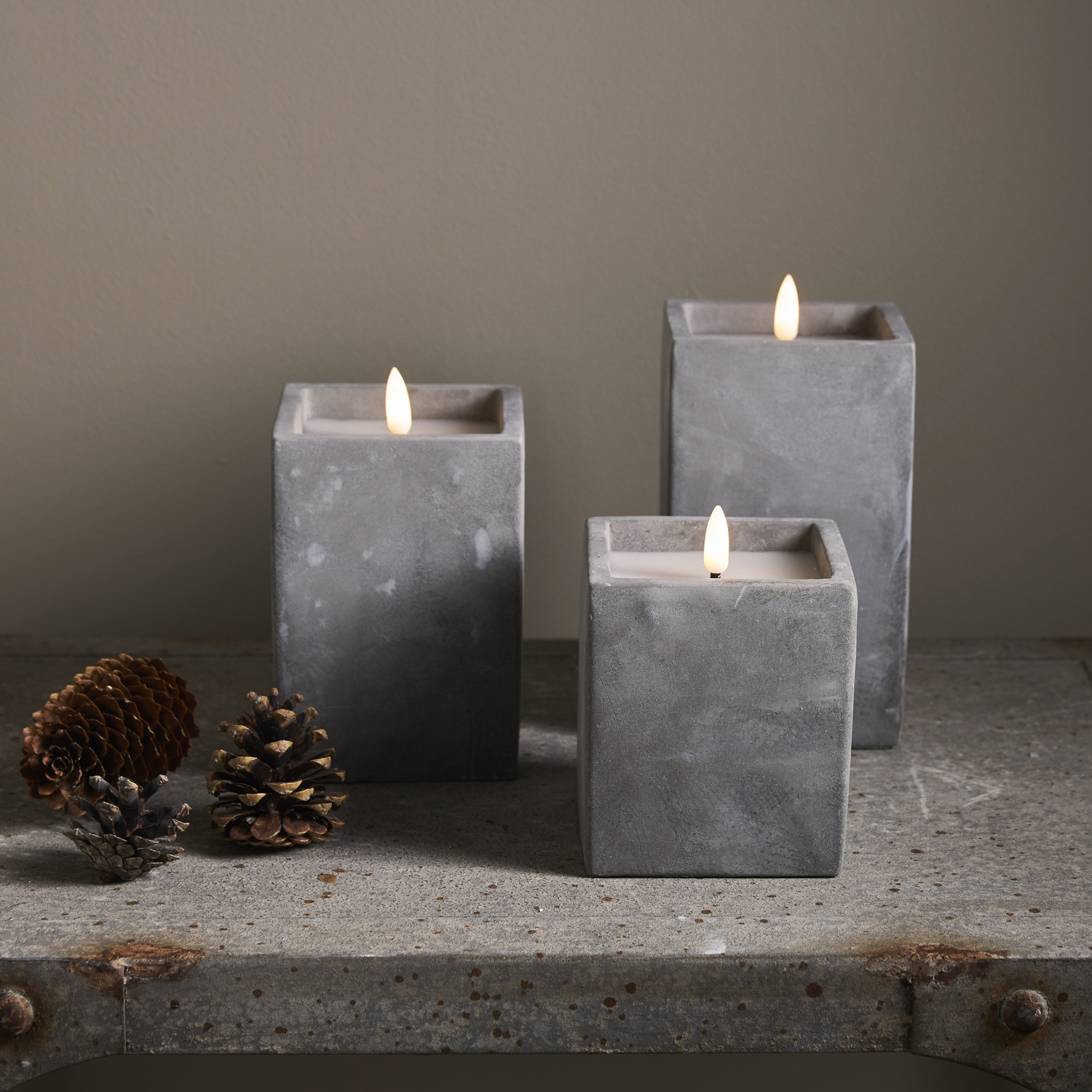 LED Kerze Flamme in Betontoptik - Zement/Echtwachs - flackernde 3D Flamme - Timer - H: 16,5cm - grau LED Kerze Flamme in Betontoptik - Zement/Echtwachs - flackernde 3D Flamme - Timer - H: 16,5cm - grau