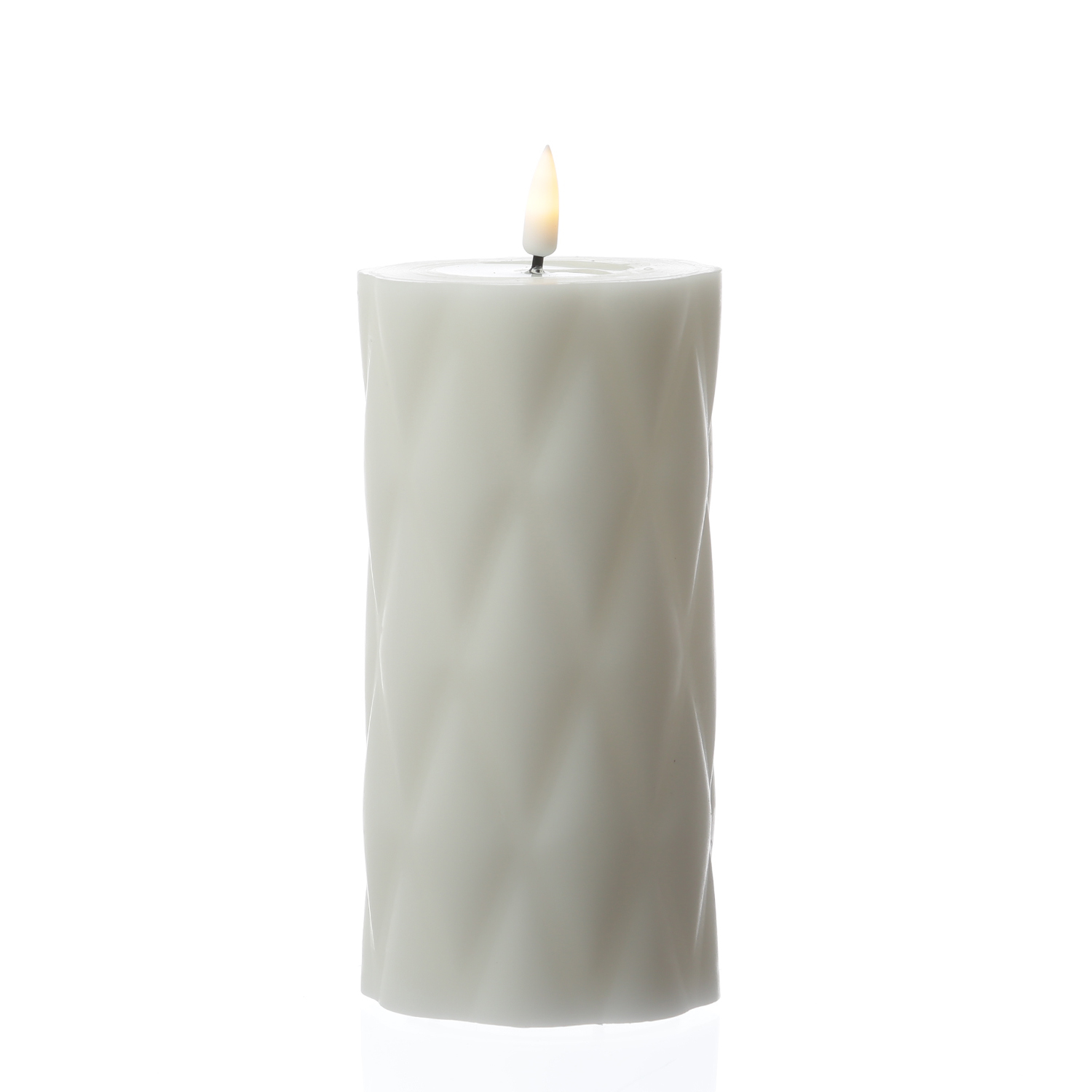 LED Stumpenkerze MIA - Rautenmuster - Echtwachs - 3D Flamme - H: 15cm - D: 7,5cm - weiß LED Stumpenkerze MIA - Rautenmuster - Echtwachs - 3D Flamme - H: 15cm - D: 7,5cm - weiß