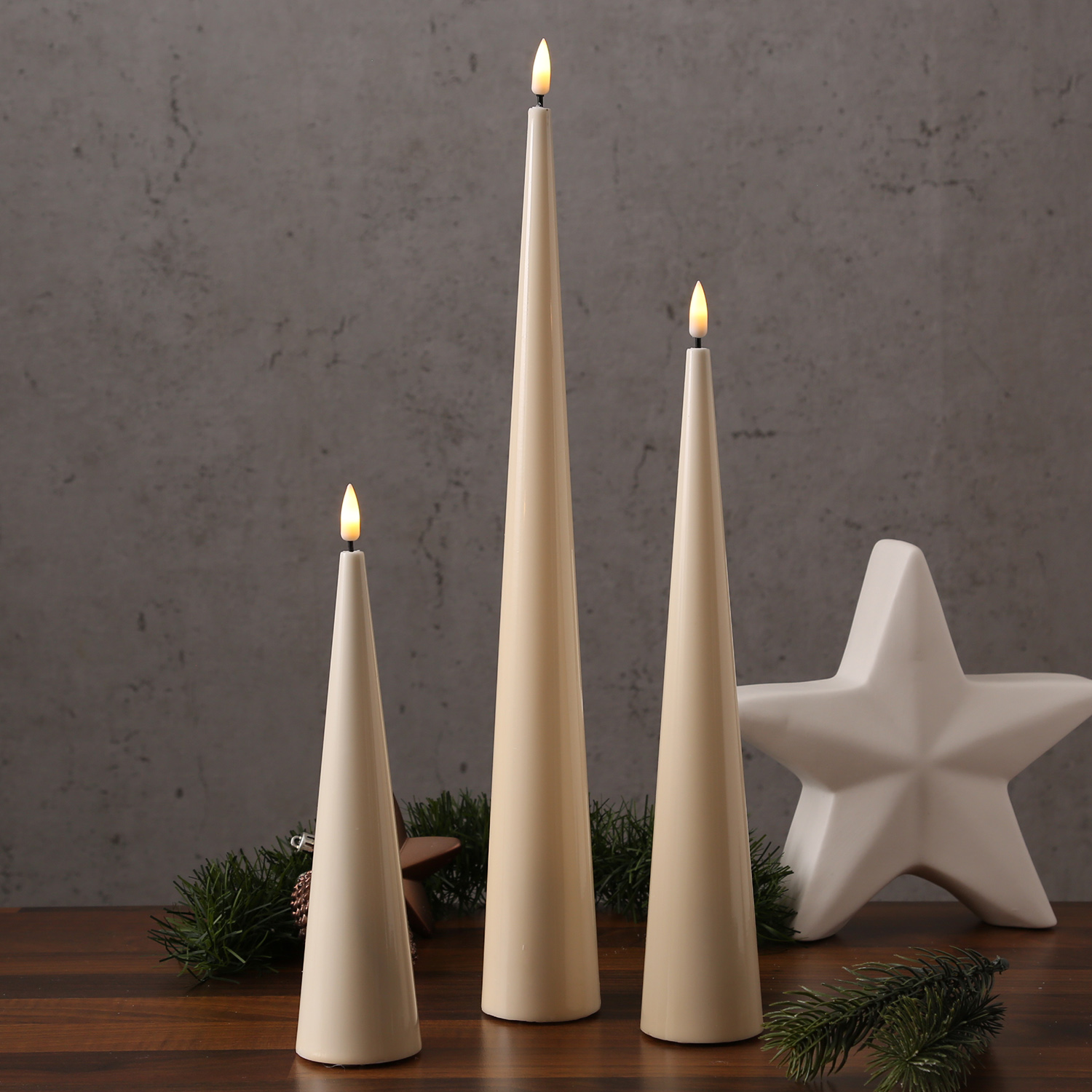 LED Kegelkerze LEA - Echtwachs - realistische 3D Flamme - H: 38cm - Batteriebetrieb - creme LED Kegelkerze LEA - Echtwachs - realistische 3D Flamme - H: 38cm - Batteriebetrieb - creme