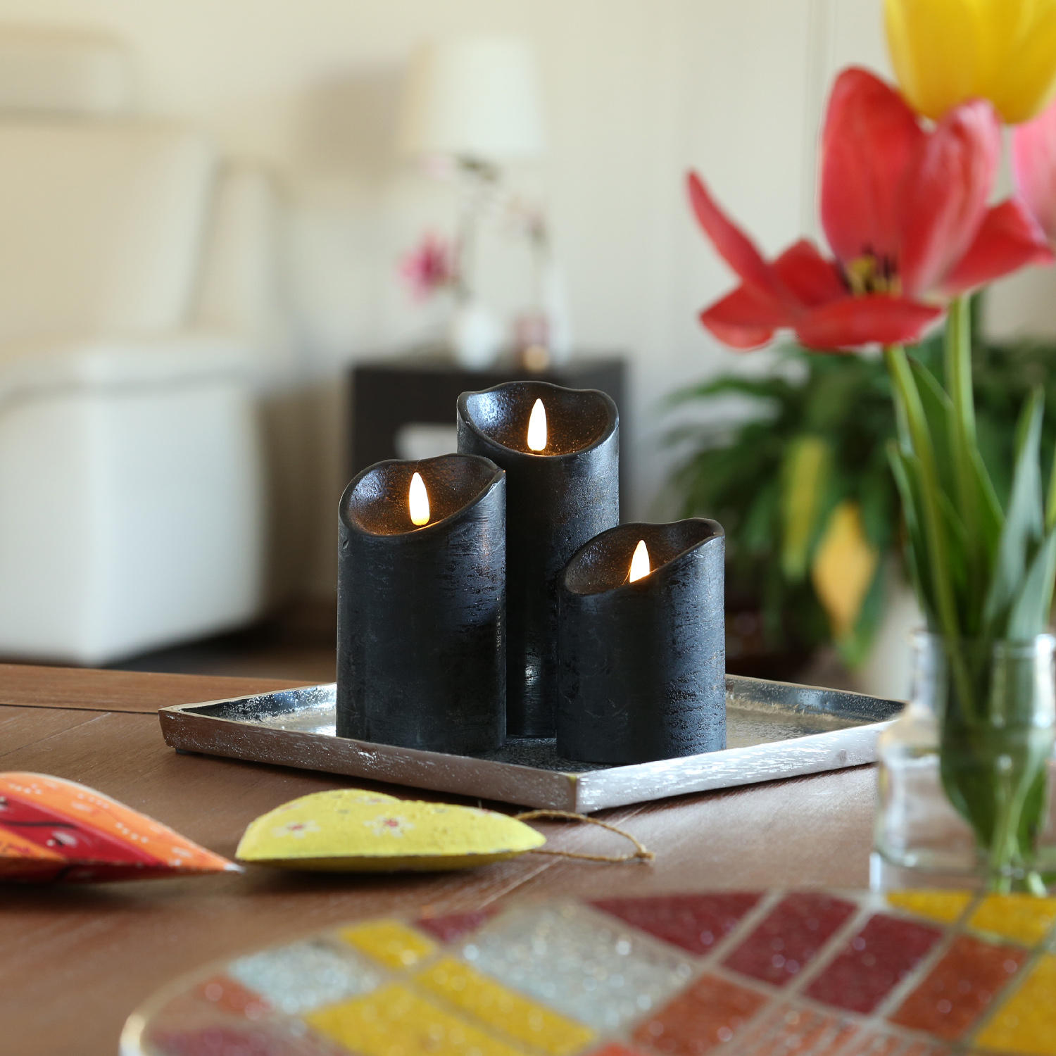 LED Stumpenkerze RUSTIC - Echtwachs - warmweisse 3D Flamme - H- 10cm - Batterie - Timer - schwarz LED Stumpenkerze RUSTIC - Echtwachs - warmweisse 3D Flamme - H- 10cm - Batterie - Timer - schwarz